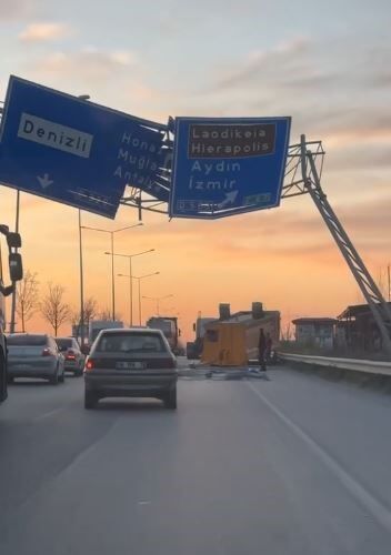 Yönlendirme Tabelasına Çarpan Tırın Dorsesi Yola Savruldu (2)