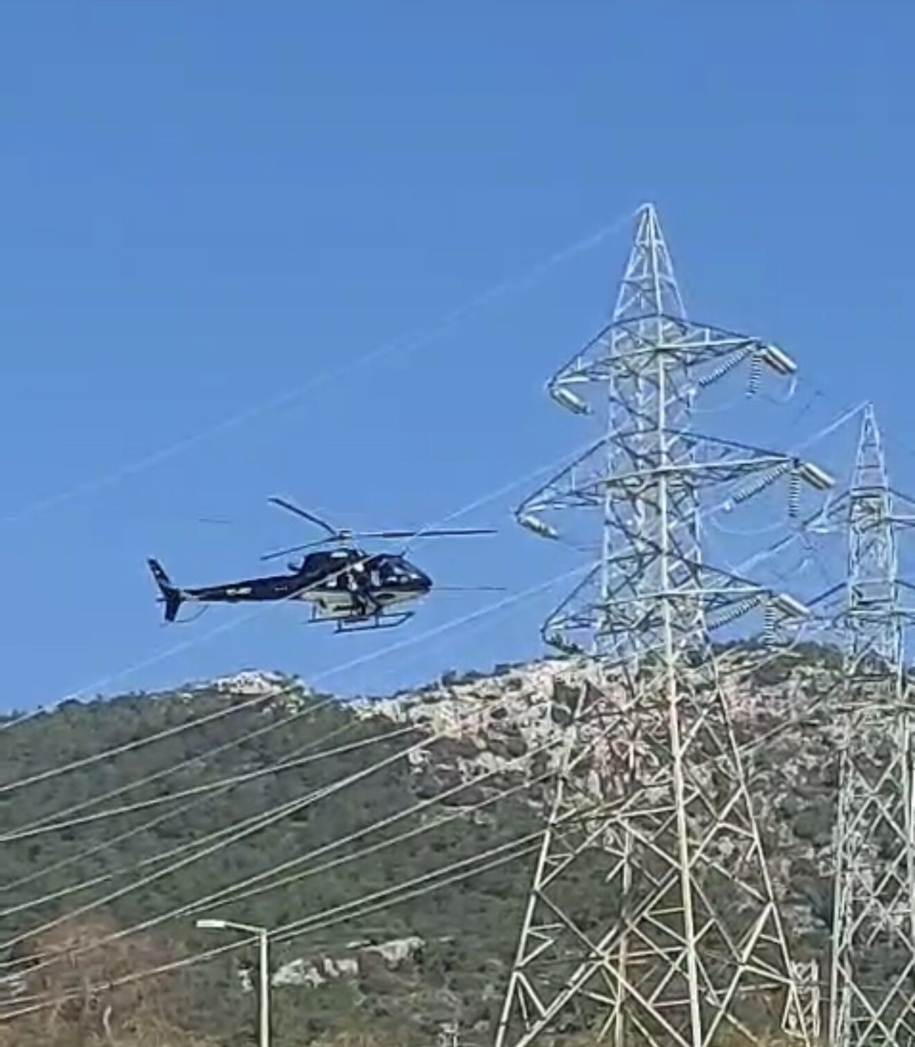 Yüksek Gerilim Hatlarındaki Helikopter Yürekleri Ağza Getirdi (2)