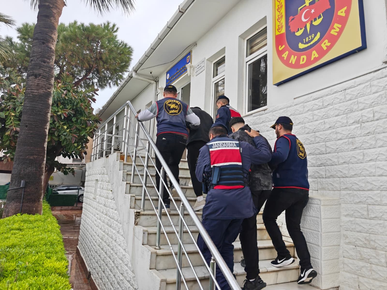 Araçlara Dadanan Hırsızlar 35 Kamera Incelenerek Yakalandı (4)