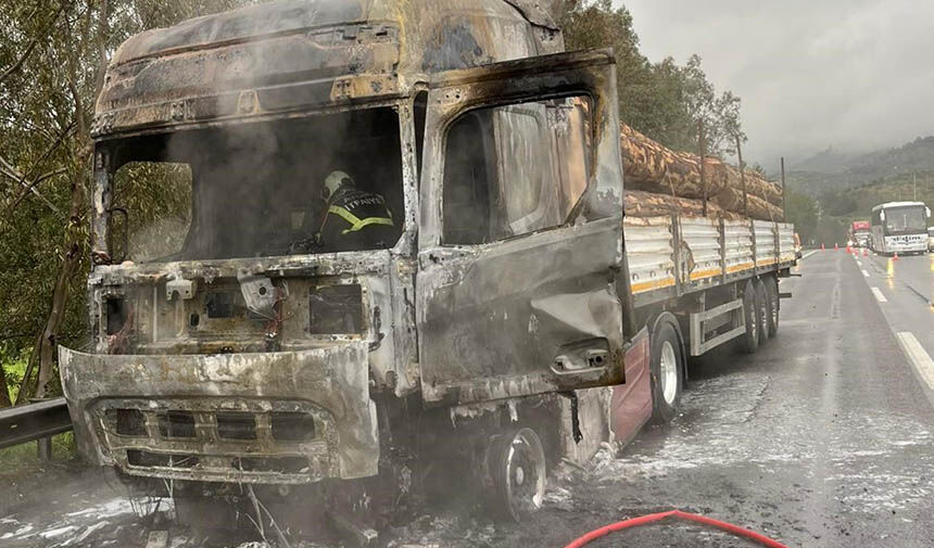 Aydın İzmir Otoyolu’nda Tır Alev Topuna Döndü (5)