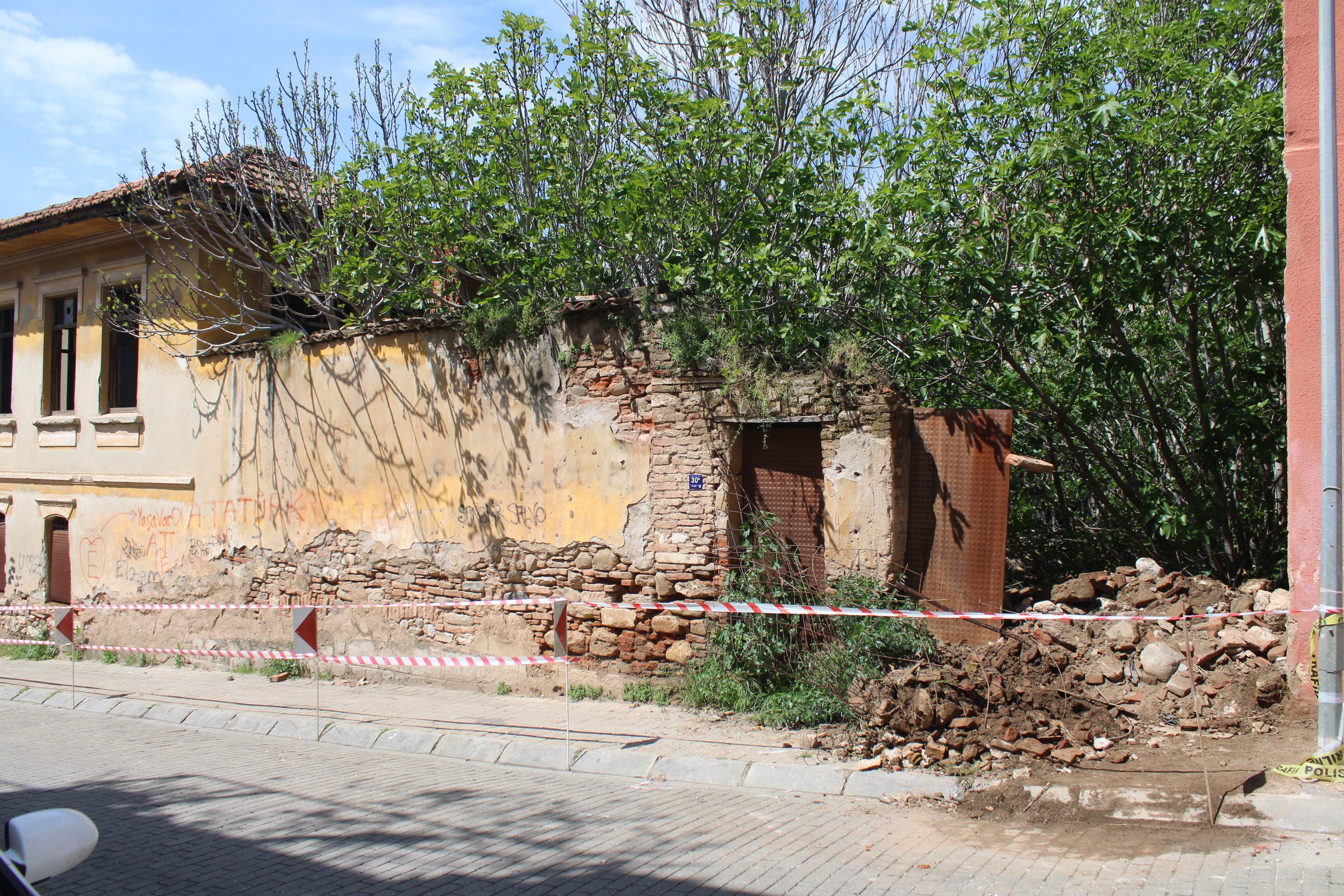 Aydın’da Tarihi Konağın Duvarı Yıkılınca Gerçek Ortaya Çıktı (7)