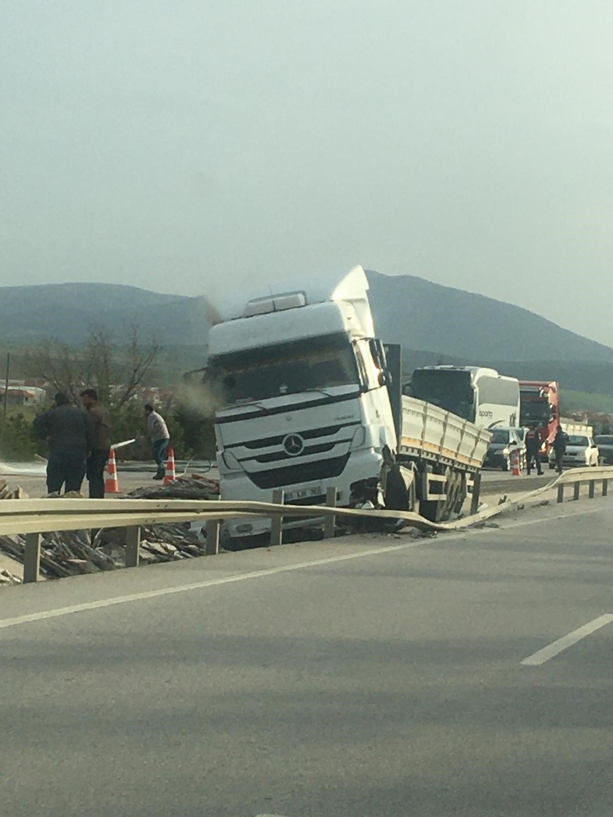 Bariyerlere Çarptı, Yaralılar Var (1)
