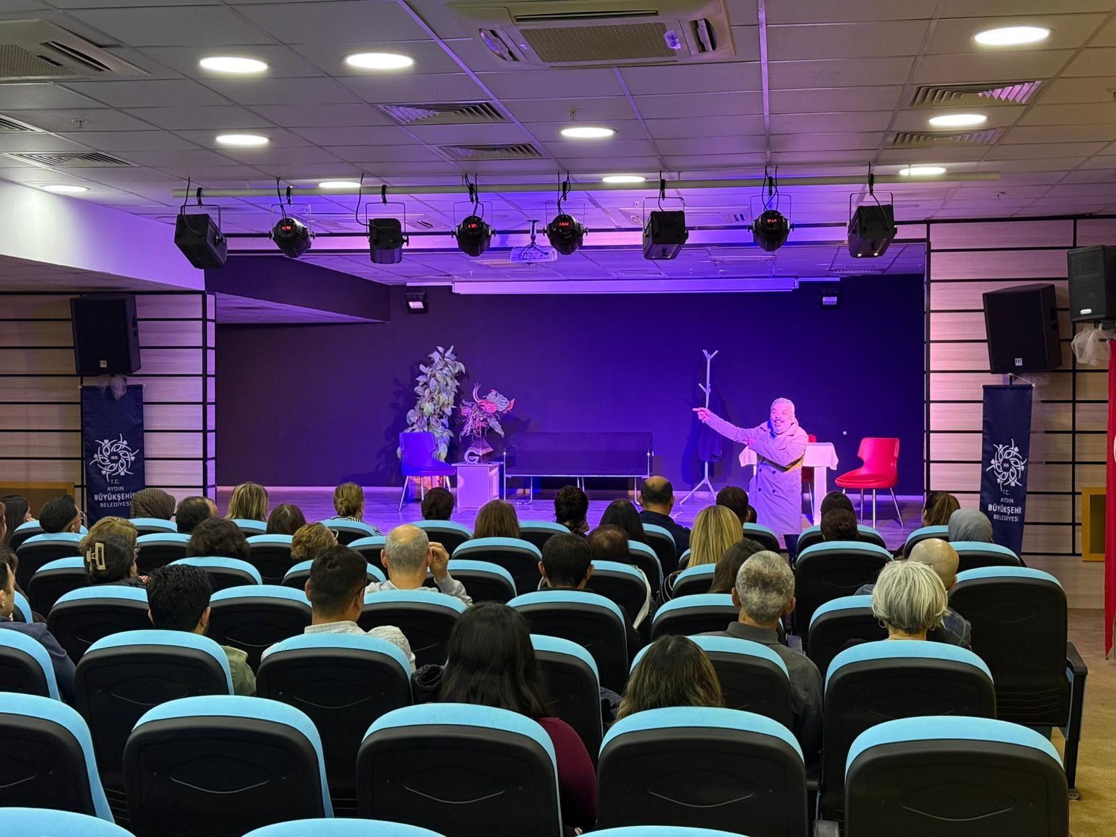 Başkan Çerçioğlu Didim Ve Nazilli’de Vatandaşları Tiyatroyla Buluşturdu (10)