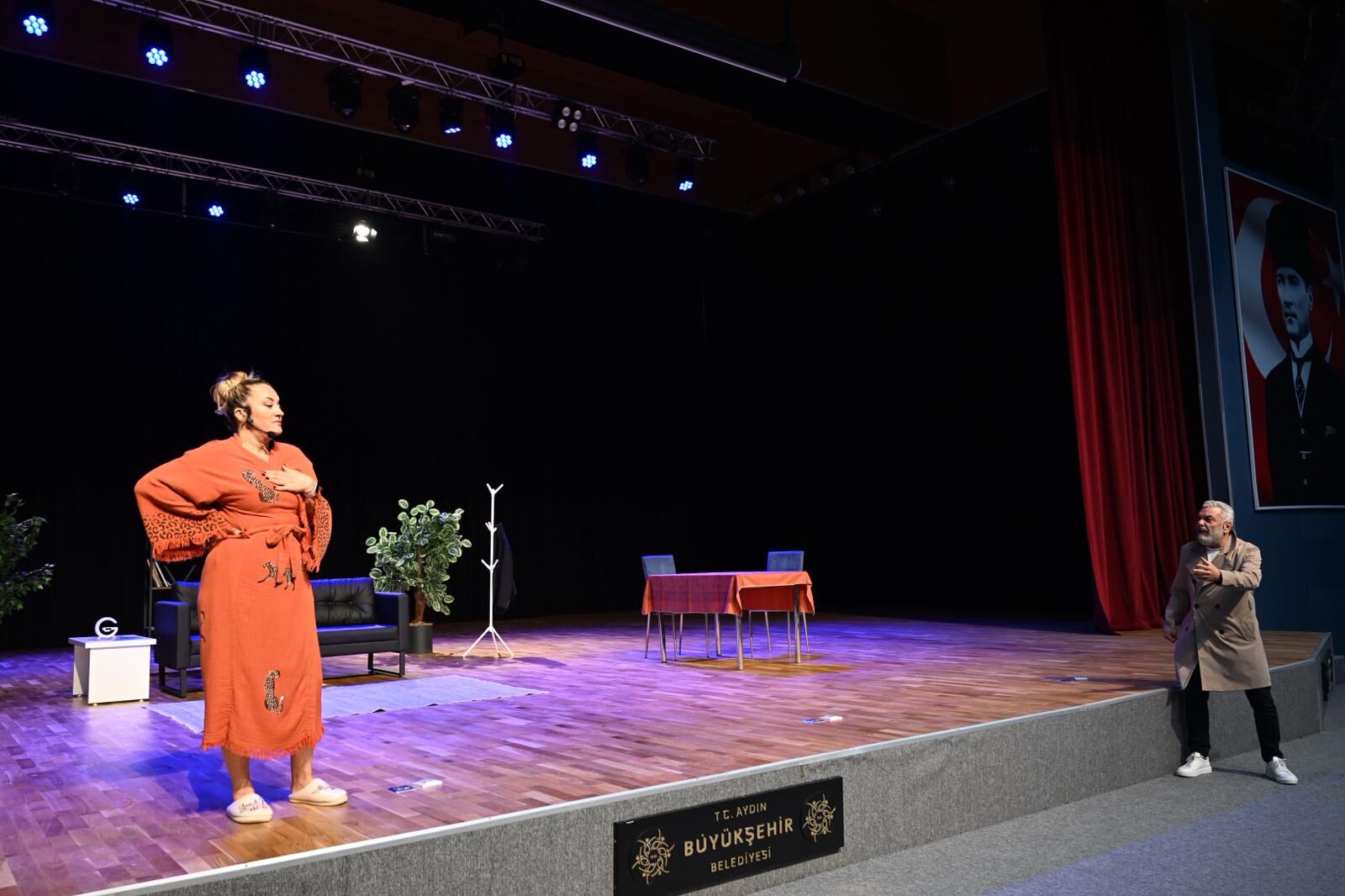 Başkan Çerçioğlu Didim Ve Nazilli’de Vatandaşları Tiyatroyla Buluşturdu (6)