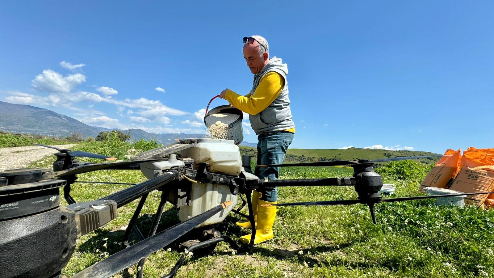 Başkan Çerçioğlu’nun Tarıma Ve Üreticilere Destekleri Sürüyor Tarlalar Drone Ile Ücretsiz Gübreleniyor (4)