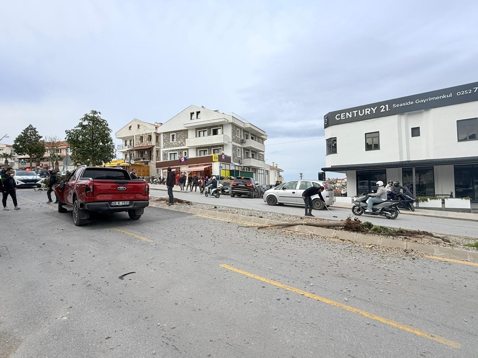 Direksiyon Hakimiyetini Kaybetti, 2 Ağaç Ve Elektrik Direğini Yerinden Söktü (4)