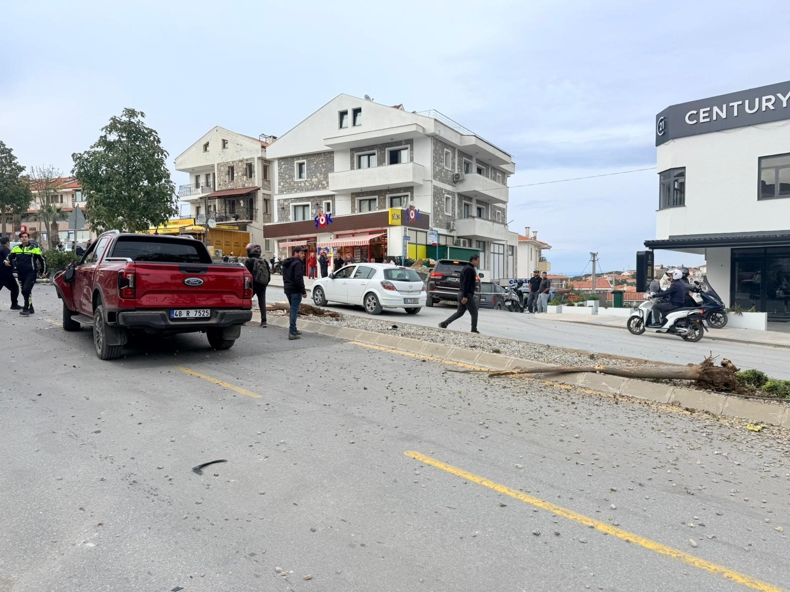 Direksiyon Hakimiyetini Kaybetti, 2 Ağaç Ve Elektrik Direğini Yerinden Söktü (5)