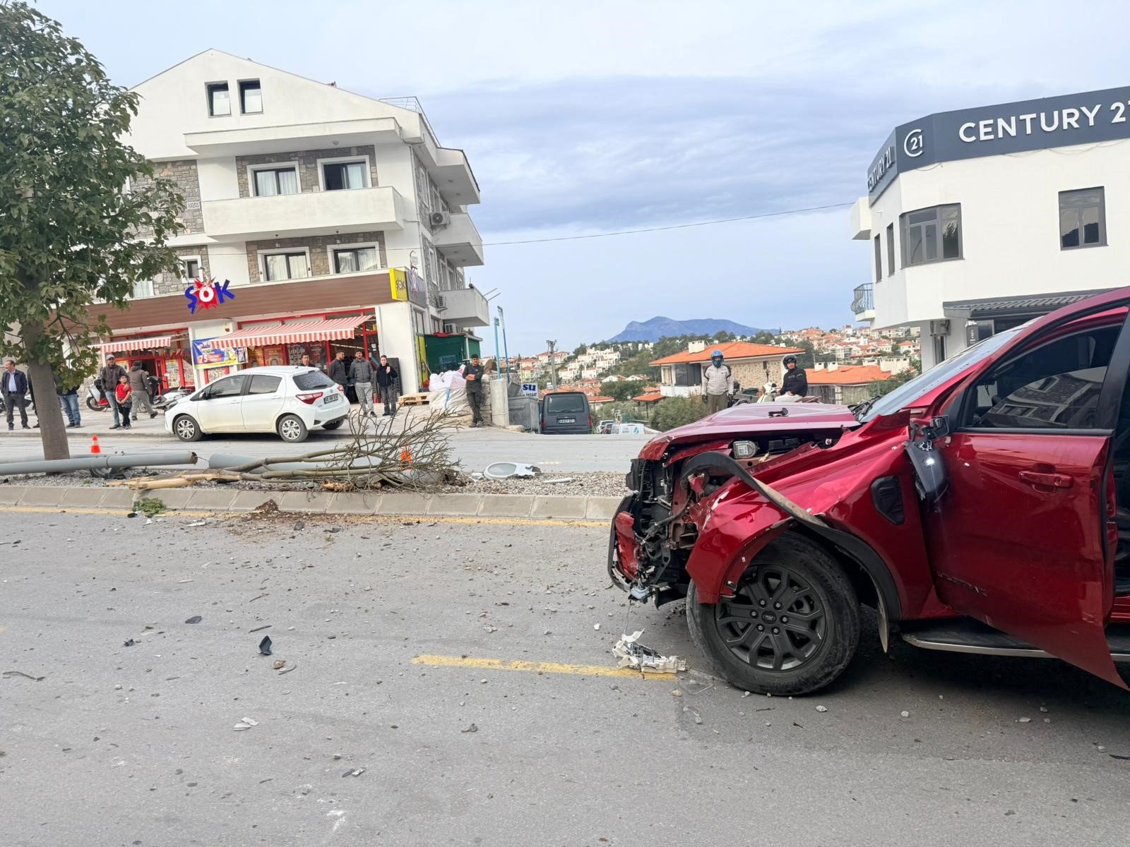 Direksiyon Hakimiyetini Kaybetti, 2 Ağaç Ve Elektrik Direğini Yerinden Söktü (6)
