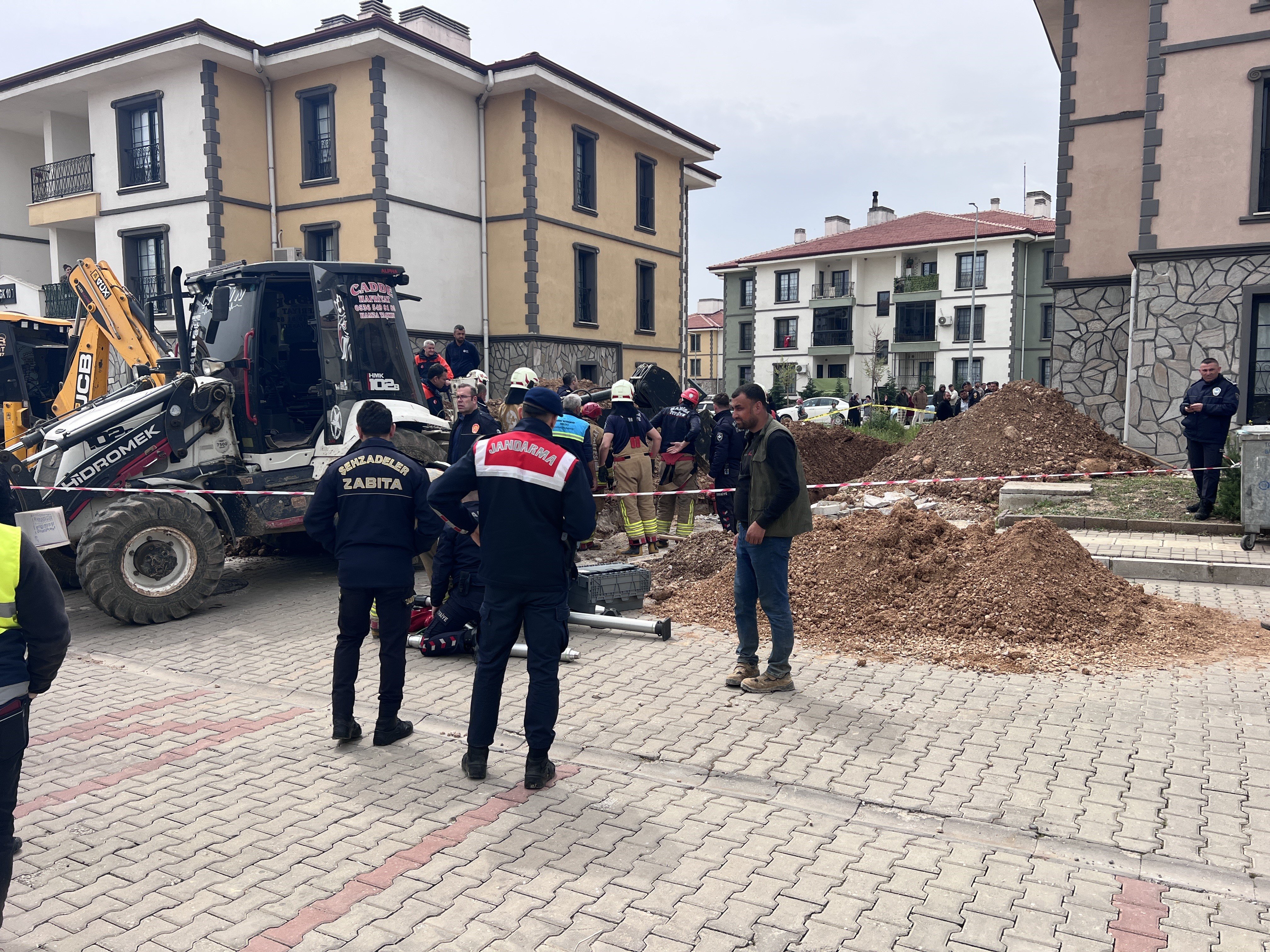 Göçük Altında Kalan Işçi Için Ekipler Seferber Oldu (3)