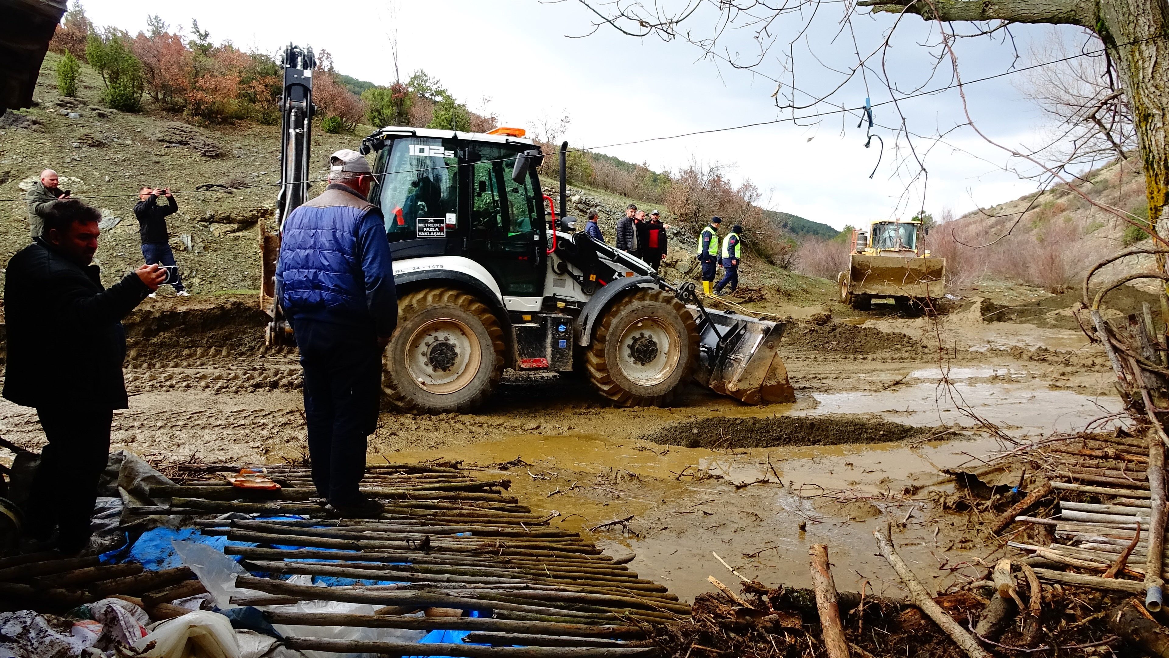 Gölet Taştı, Bir Ev Ve Ahır Sular Altında Kaldı (2)