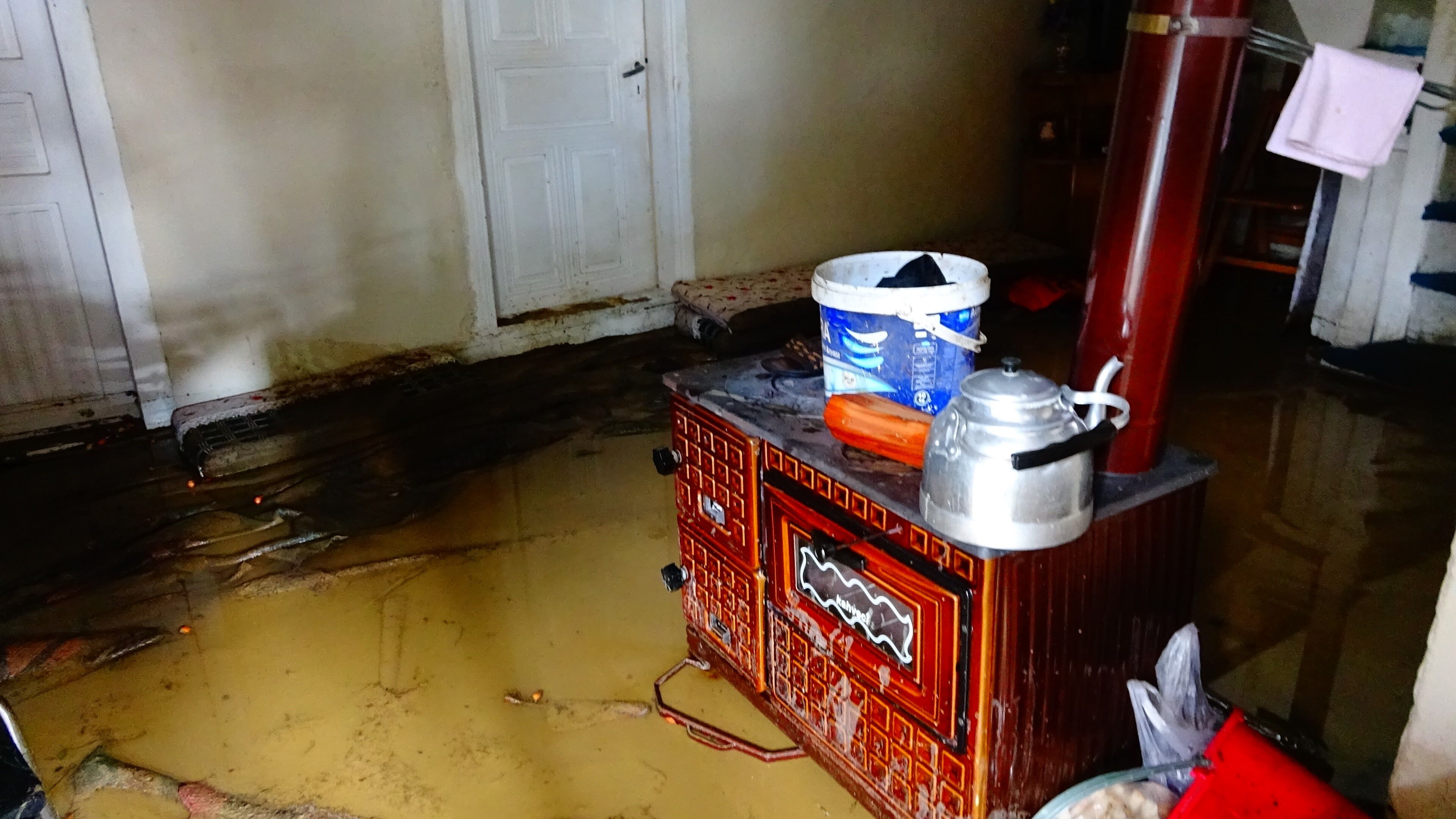 Gölet Taştı, Bir Ev Ve Ahır Sular Altında Kaldı (4)