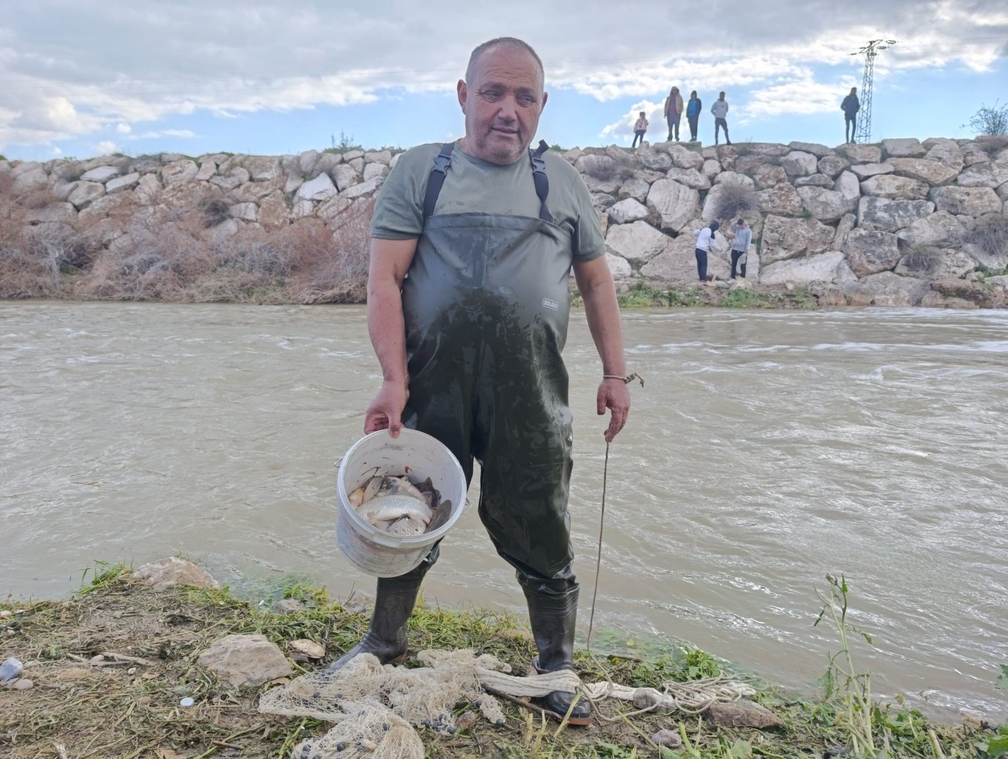 Gören Inanamıyor! Yıllardır Kurak Olan Çayda Şaşırtan Manzara (2)