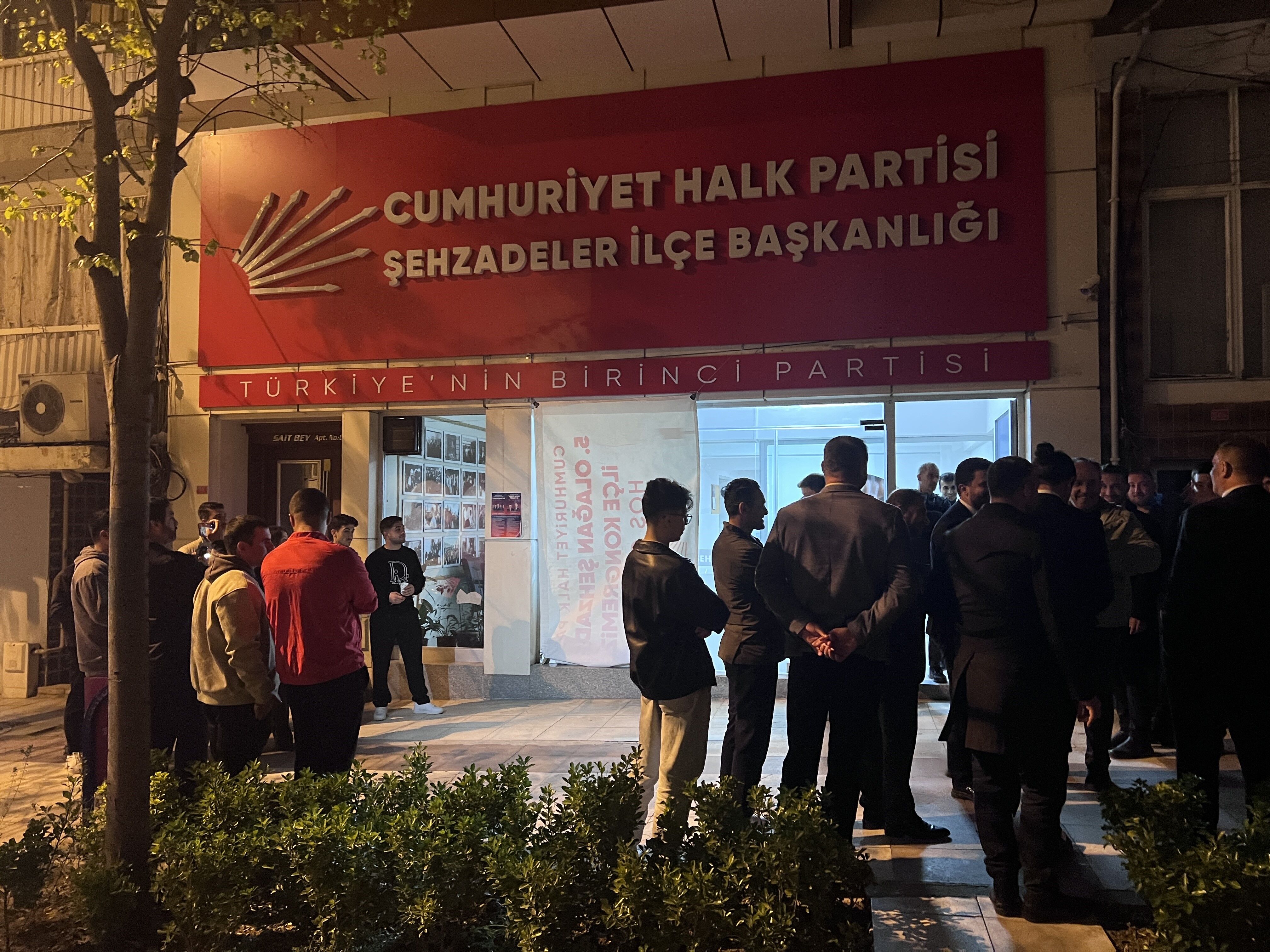 İş Vaadi Öfkesiyle Chp Binasının Camlarını Kırdı (2)