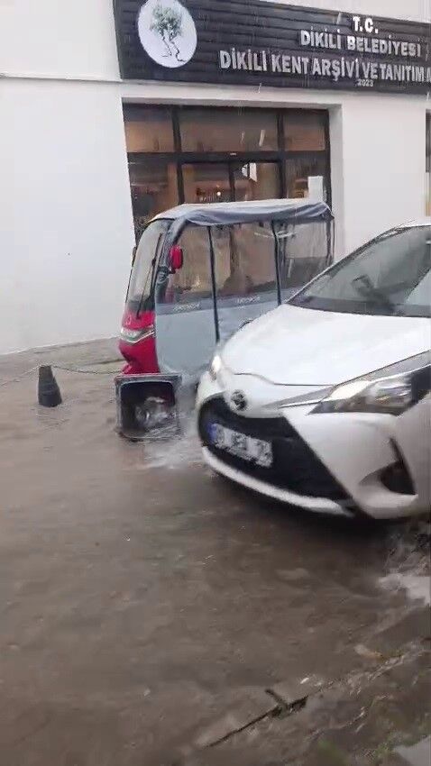 İzmir'de Sokaklar Sular Altında Kaldı (2)