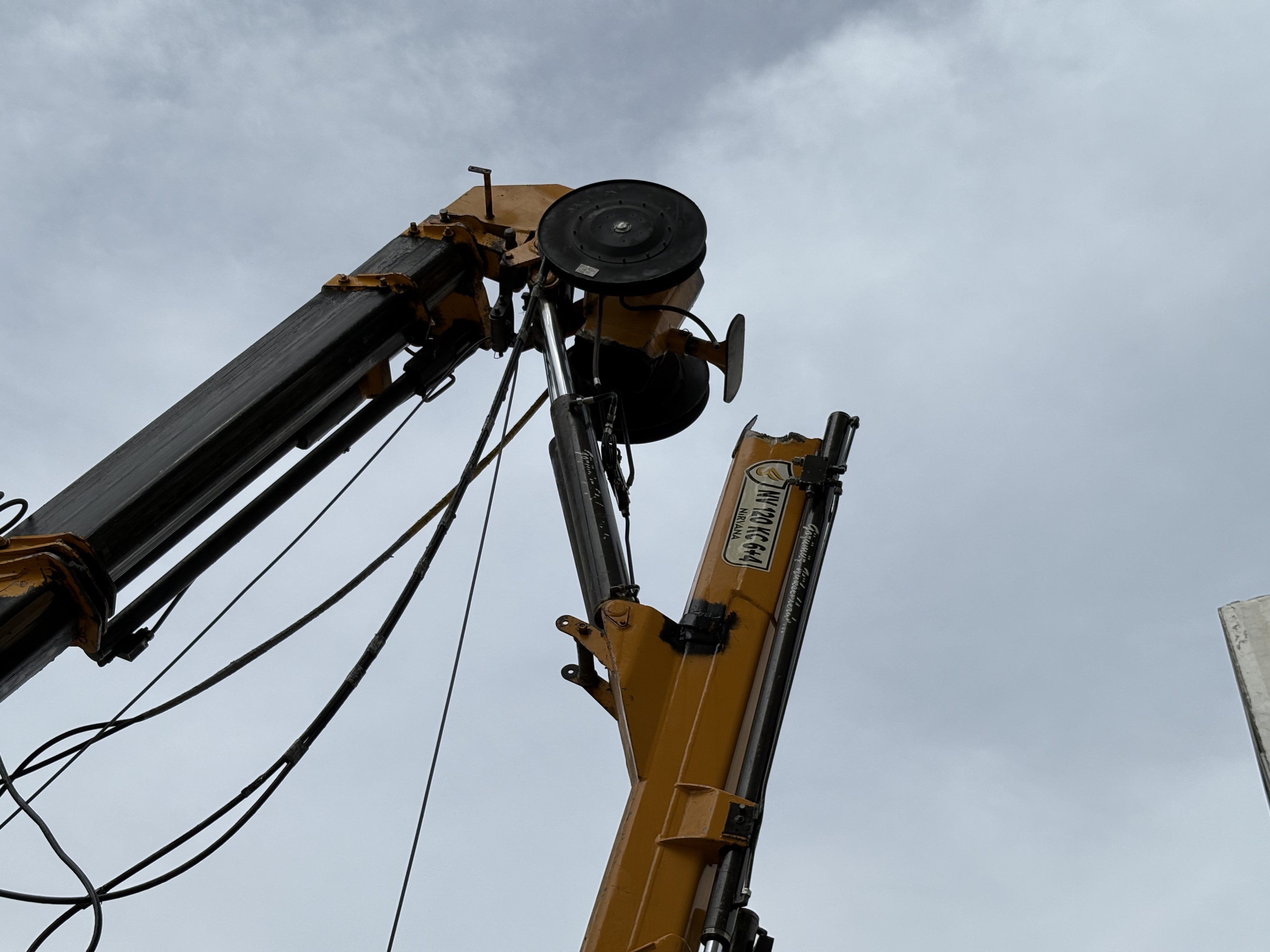 İzmir’in Bayraklı Ilçesindeki Bir Inşaatta Demir Yüklemesi Yapan Vincin Parçasının Kırılarak Kulübenin Üzerine Düşmesi Sonucu 3 Işçi Yaralandı. Hastane (3)