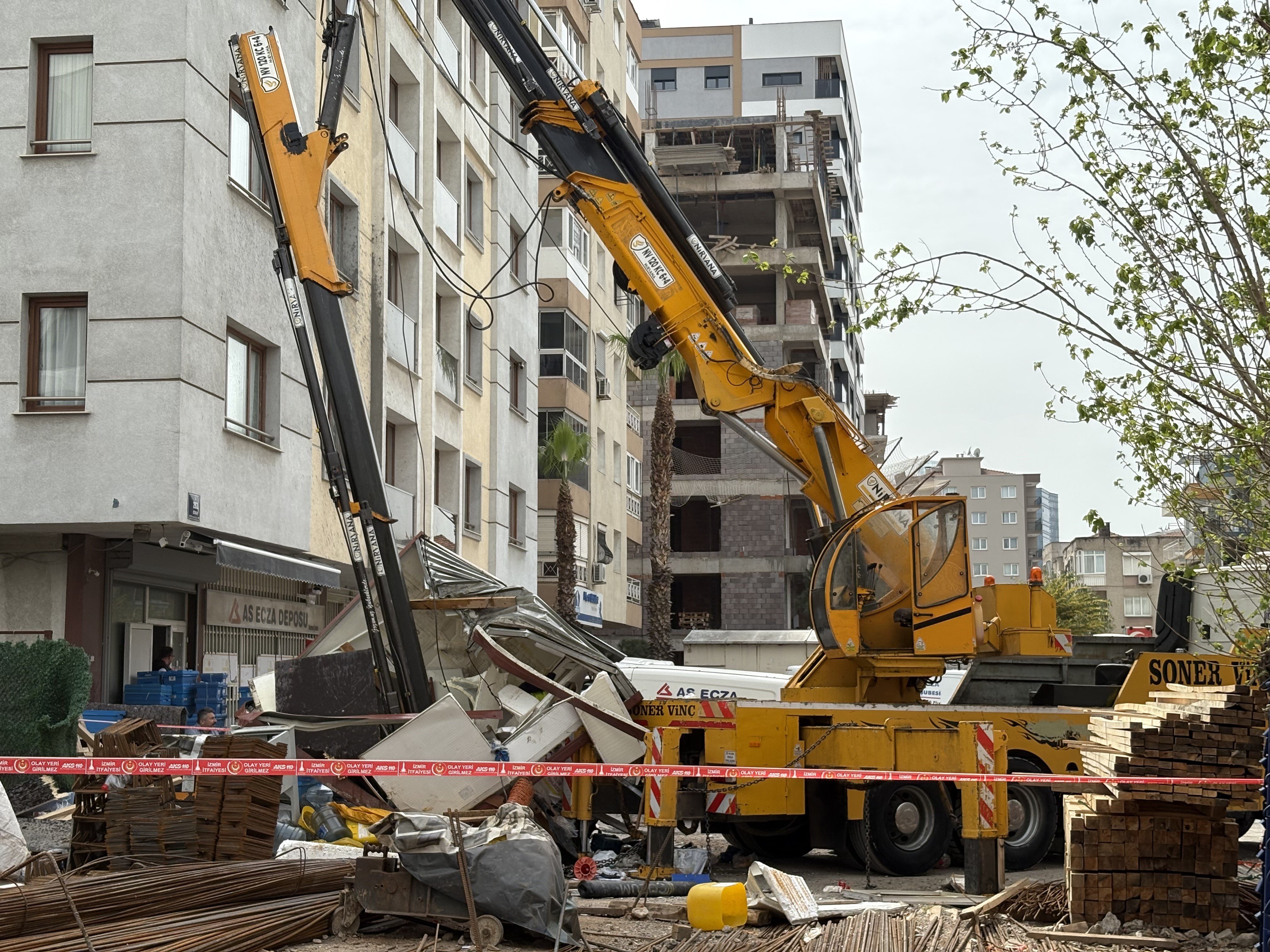İzmir’in Bayraklı Ilçesindeki Bir Inşaatta Demir Yüklemesi Yapan Vincin Parçasının Kırılarak Kulübenin Üzerine Düşmesi Sonucu 3 Işçi Yaralandı. Hastane (4)