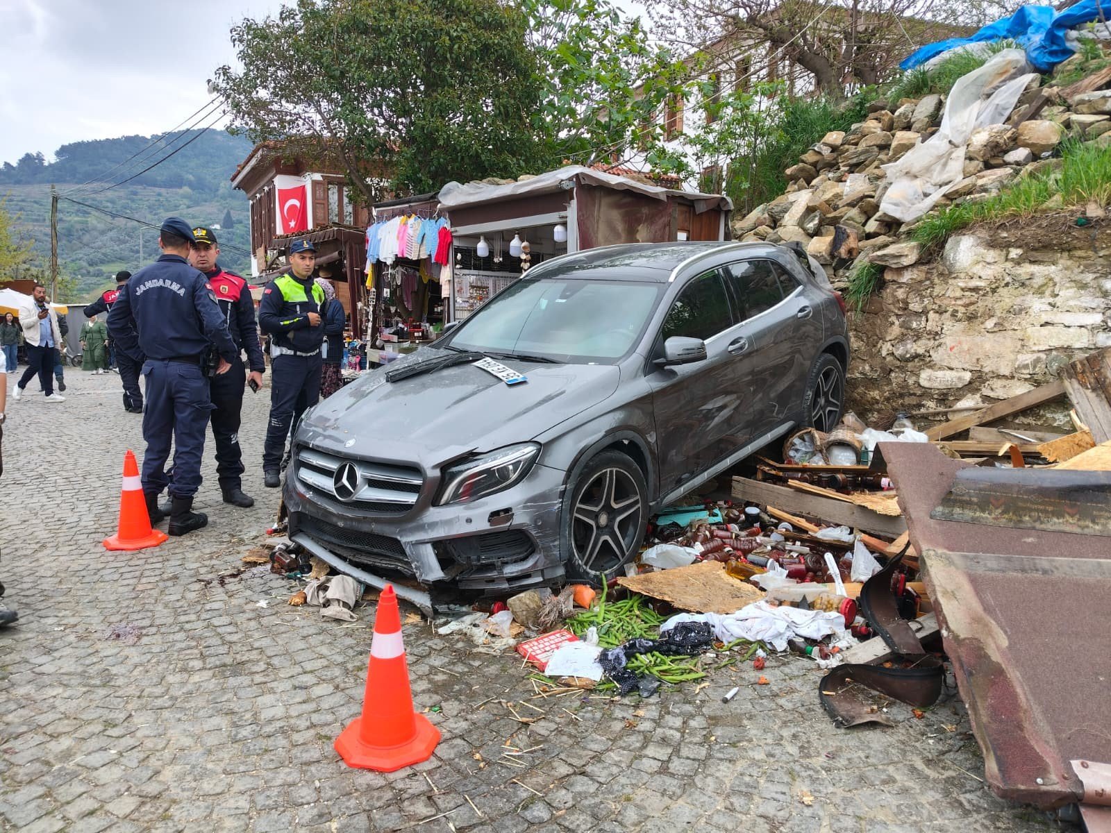 İzmir'in Selçuk Ilçesinde Kontrolden Çıkan Bir Otomobilin Yol Kenarındaki Satış Tezgahının Üzerine Devrilmesi Sonucu Bir Çocuk Yaralandı. Kazanın Ardından Olay Yerine Sağlık E (4)