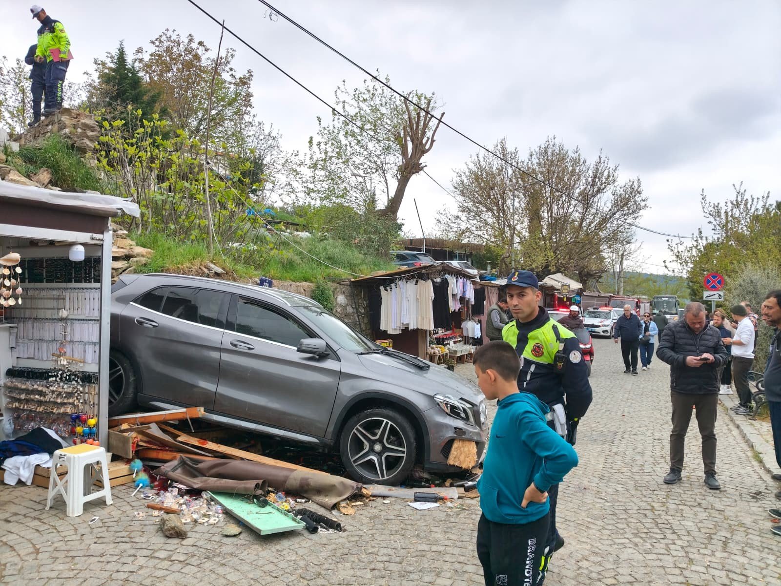 İzmir'in Selçuk Ilçesinde Kontrolden Çıkan Bir Otomobilin Yol Kenarındaki Satış Tezgahının Üzerine Devrilmesi Sonucu Bir Çocuk Yaralandı. Kazanın Ardından Olay Yerine Sağlık E (5)