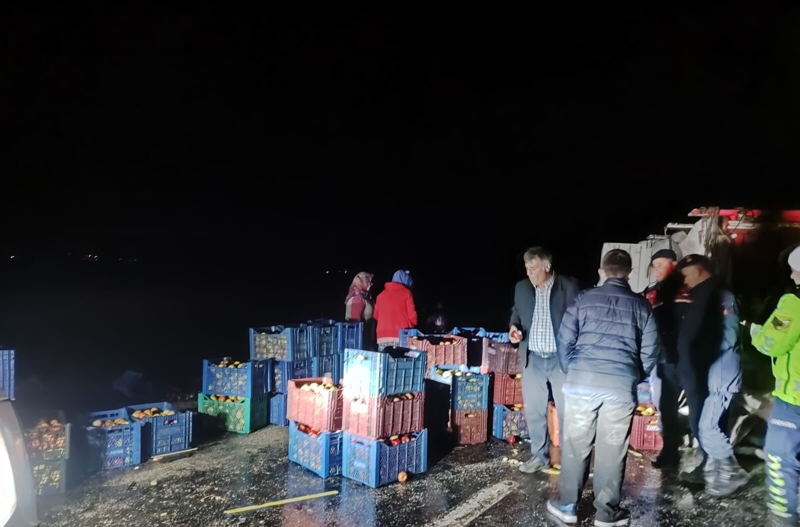 Kazada Çevreye Dağılan Elmaları Köy Sakinleri Topladı (3)