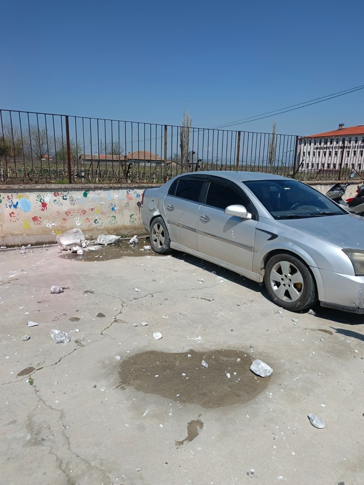 Kontrolden Çıkan Tır Okul Bahçesine Devrildi (4)