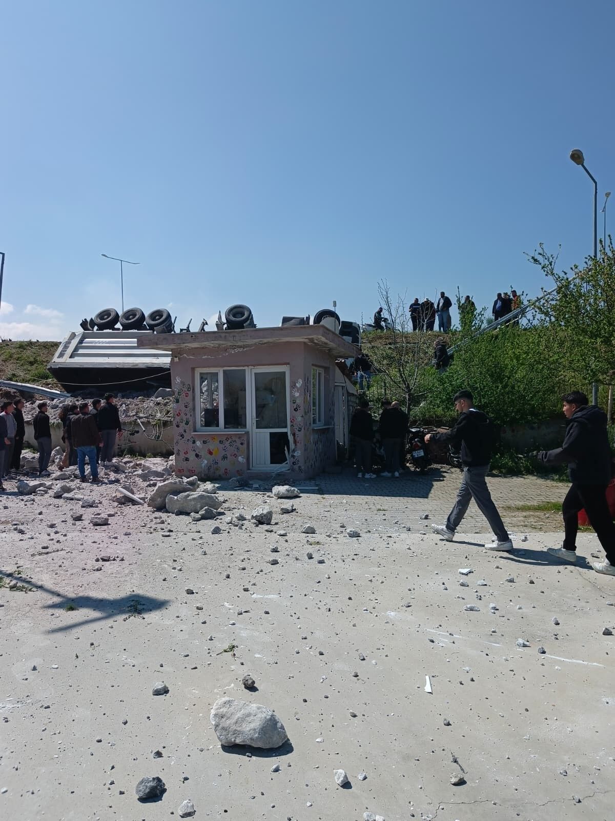 Kontrolden Çıkan Tır Okul Bahçesine Devrildi (5)