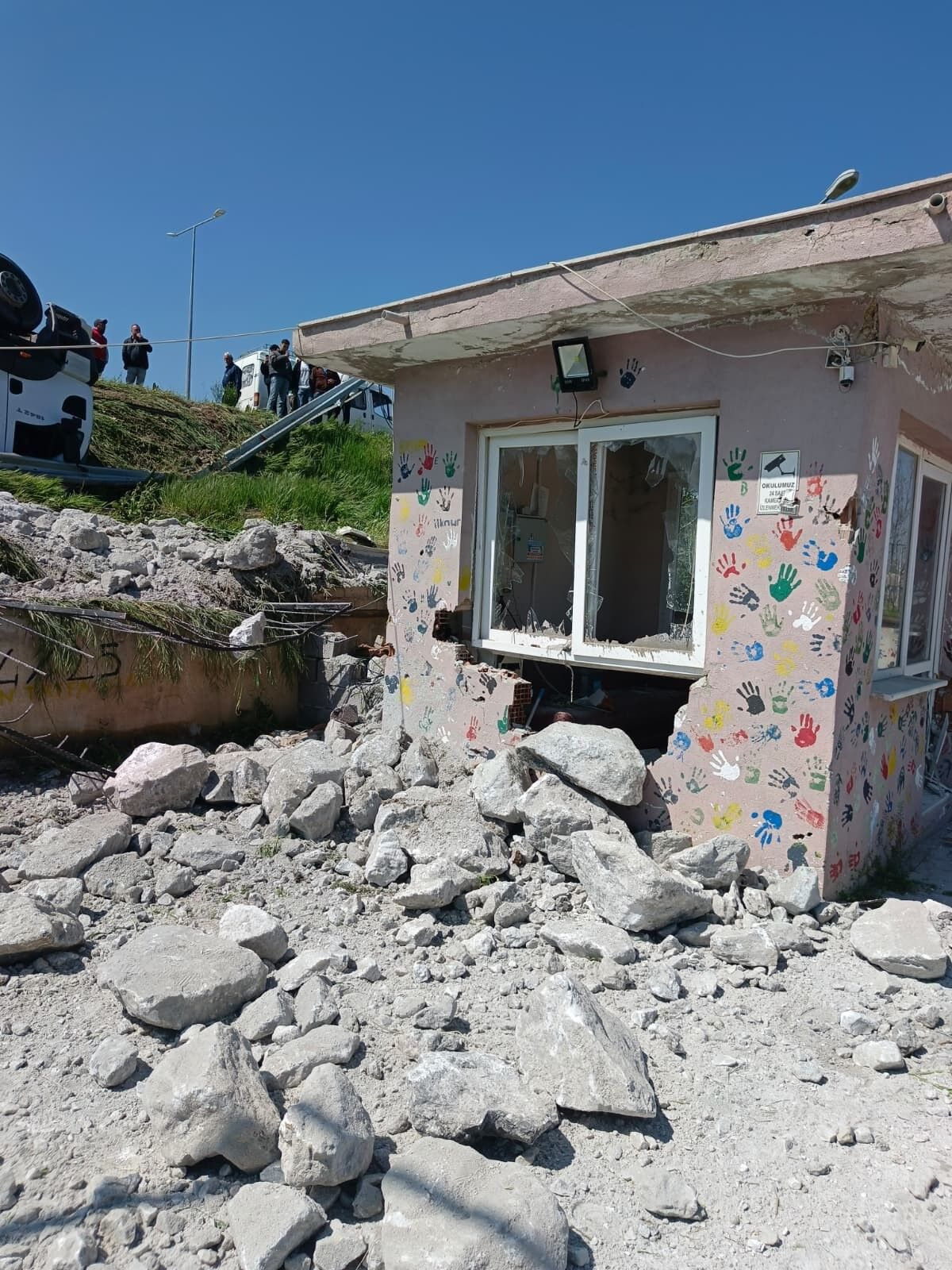 Kontrolden Çıkan Tır Okul Bahçesine Devrildi (6)