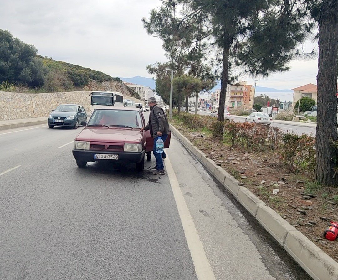 Kuşadası’nda Aynı Noktada 2 Otomobil Küle Döndü (3)