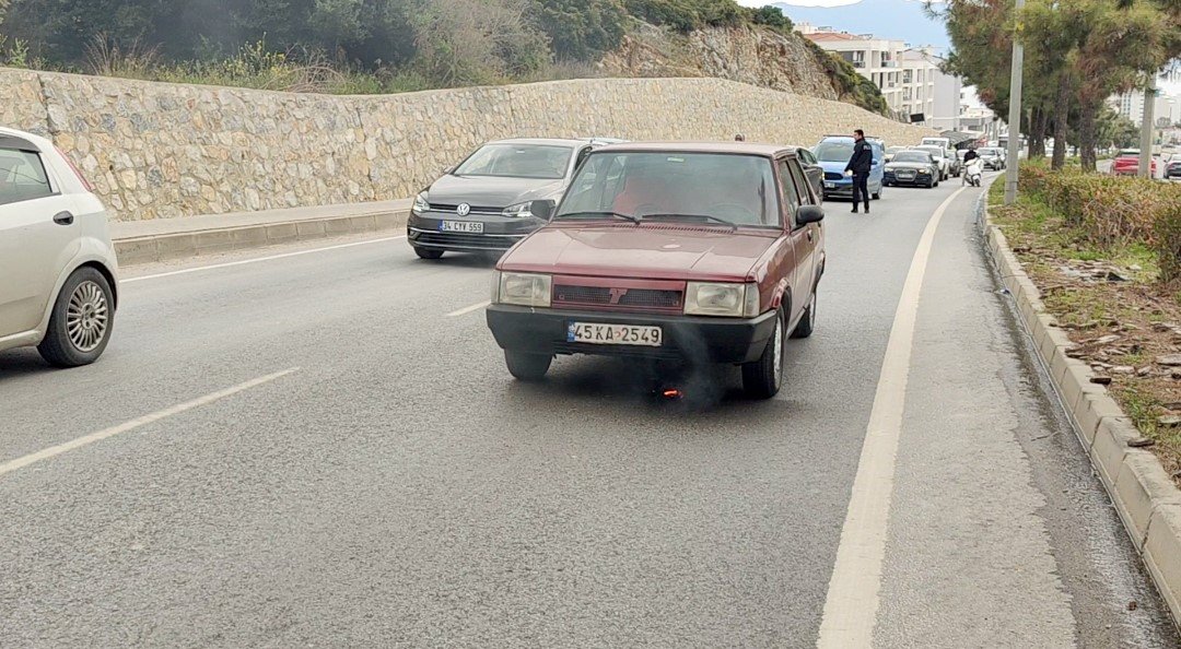Kuşadası’nda Aynı Noktada 2 Otomobil Küle Döndü (4)