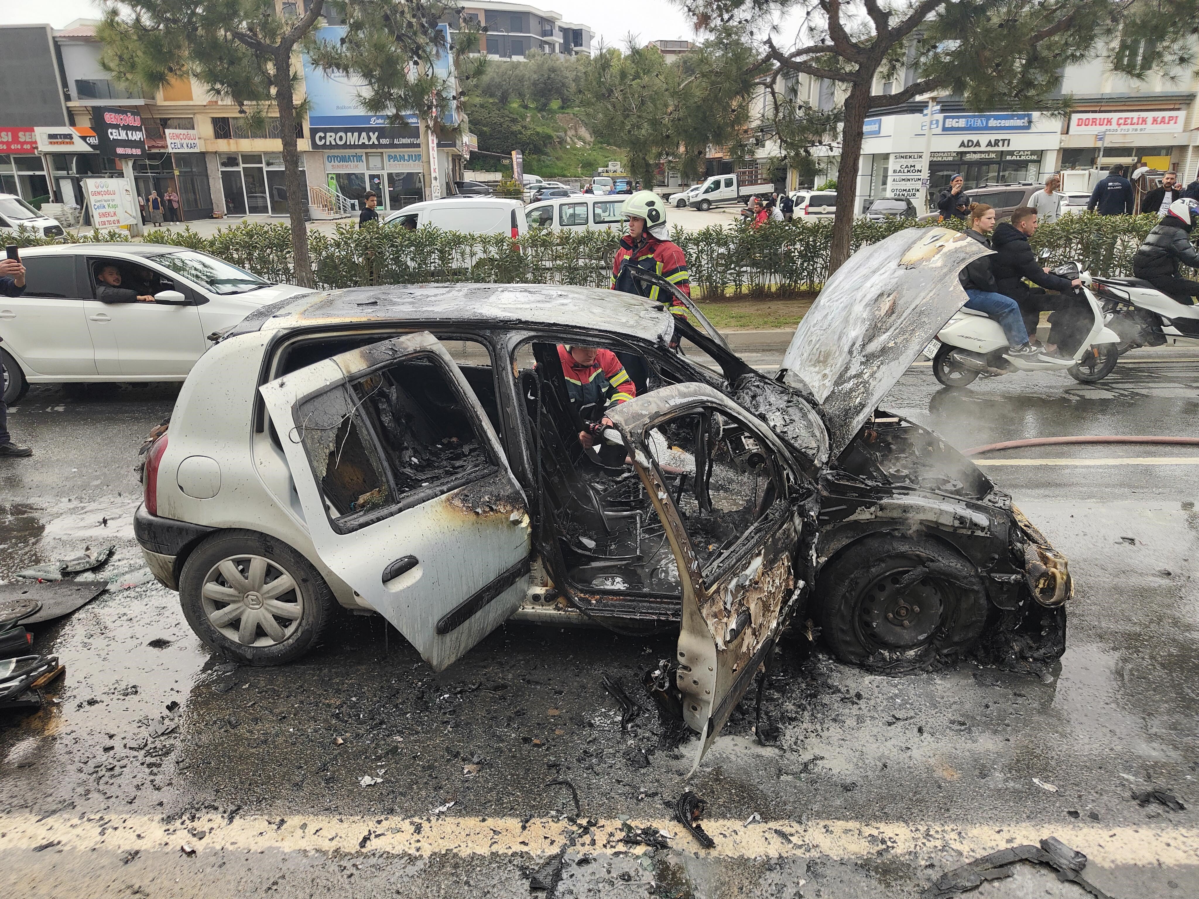 Kuşadası’nda Aynı Noktada 2 Otomobil Küle Döndü (5)