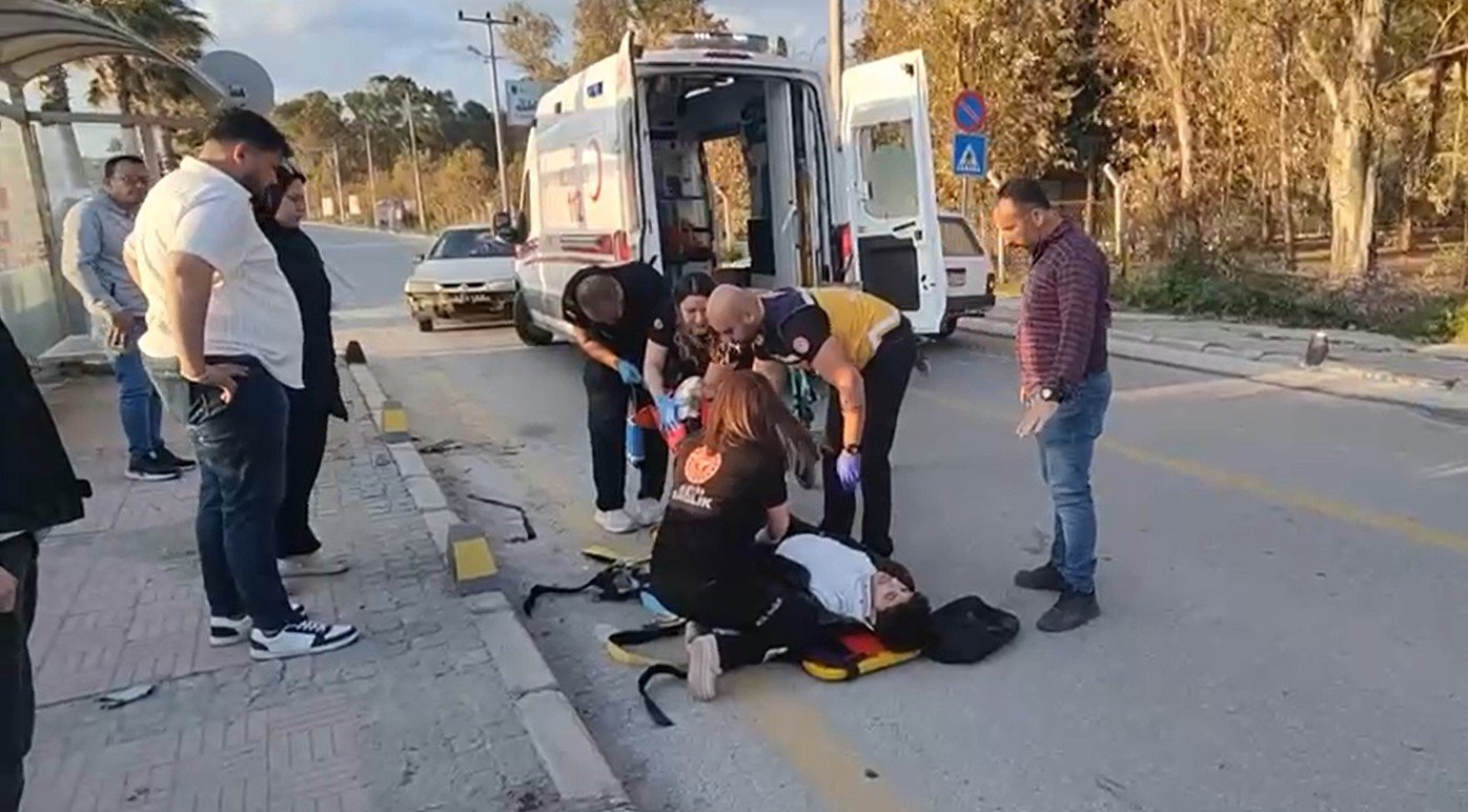 Kuşadası’nda Motosiklet Durağa Daldı, Yaralılar Var (3)