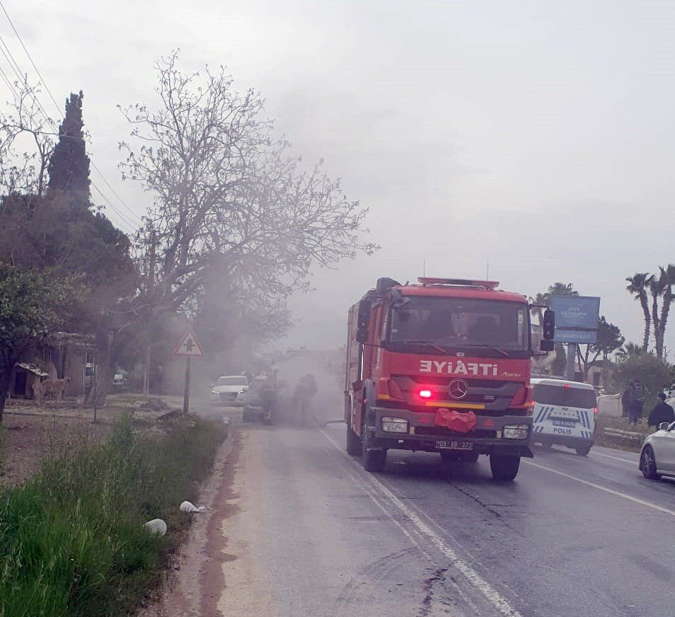 Kuşadası’nda Seyir Halindeki Otomobil Alev Aldı (2)