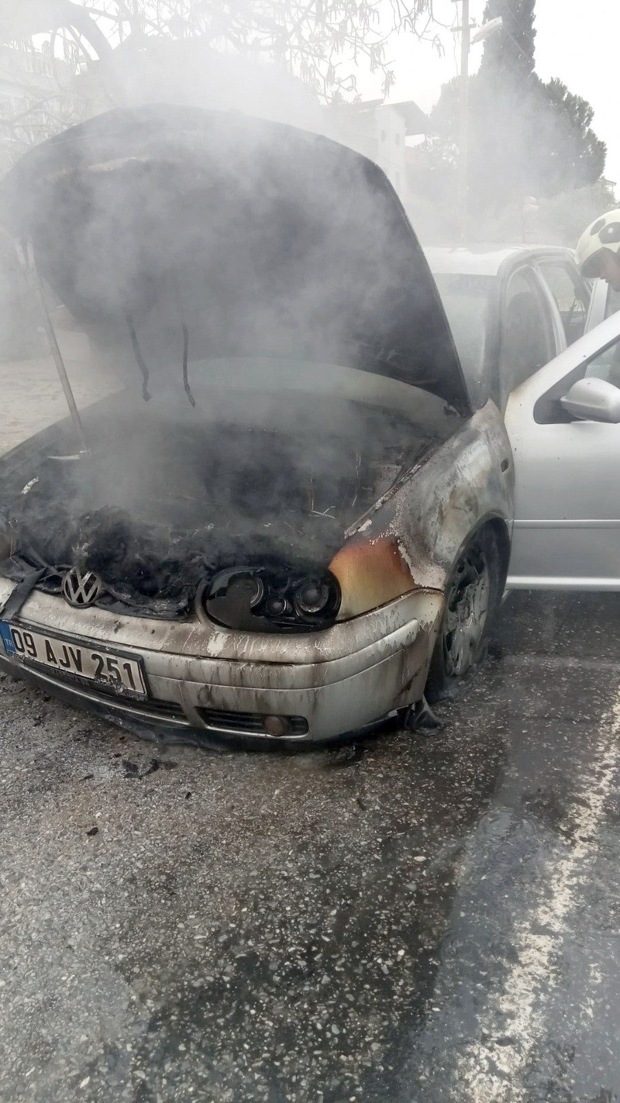 Kuşadası’nda Seyir Halindeki Otomobil Alev Aldı (5)