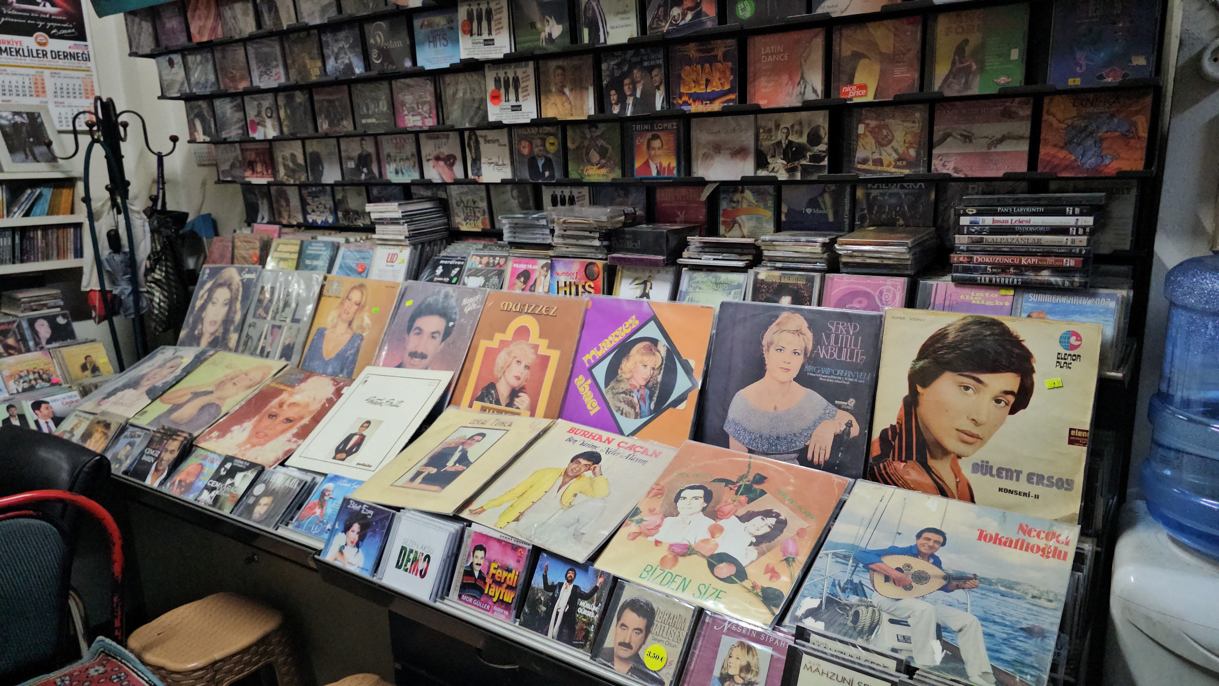 Nazilli’de Teknolojiye Direndi, 50 Yıldır Plak Ve Kaset Satıyor (3)