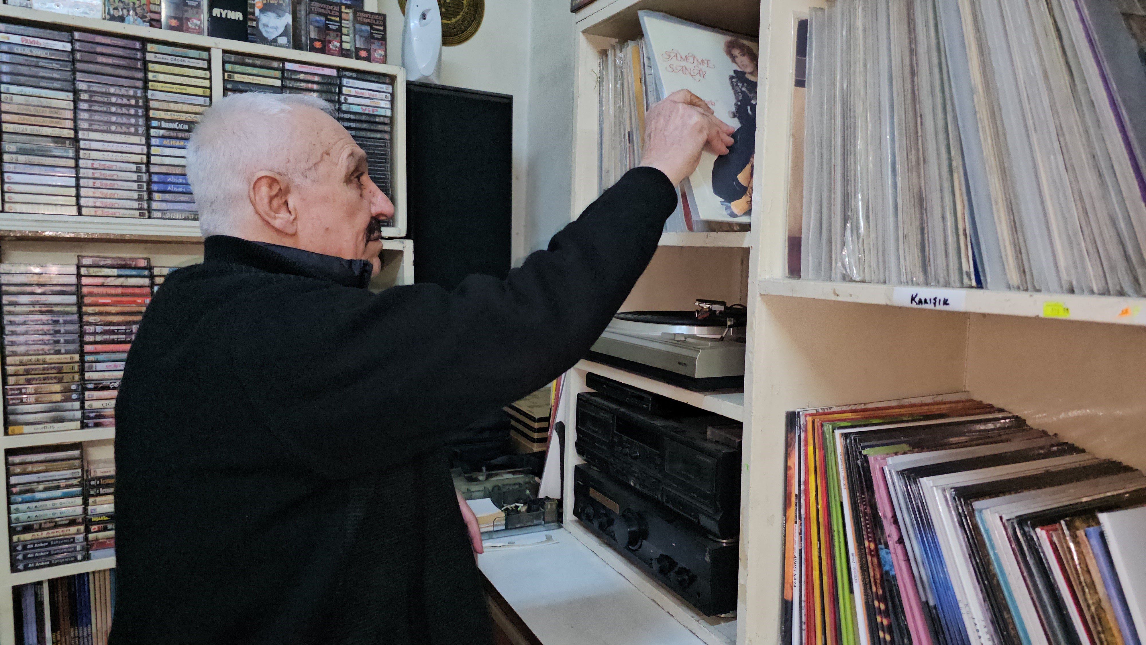 Nazilli’de Teknolojiye Direndi, 50 Yıldır Plak Ve Kaset Satıyor (7)