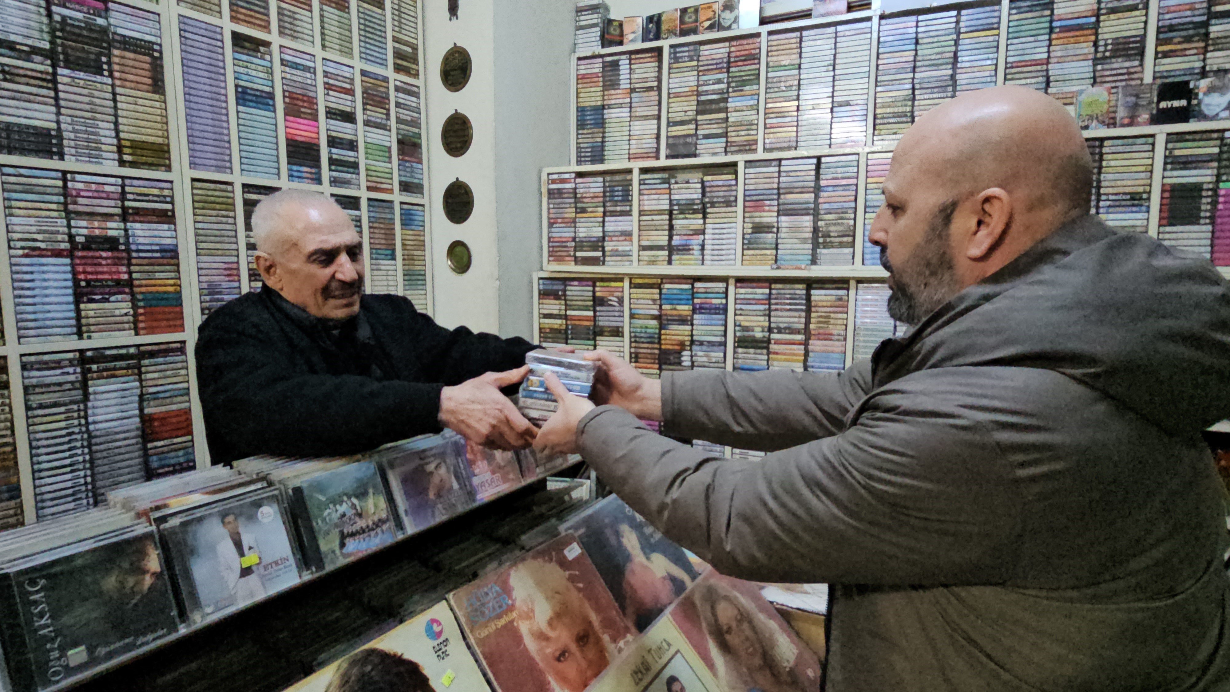 Nazilli’de Teknolojiye Direndi, 50 Yıldır Plak Ve Kaset Satıyor (9)