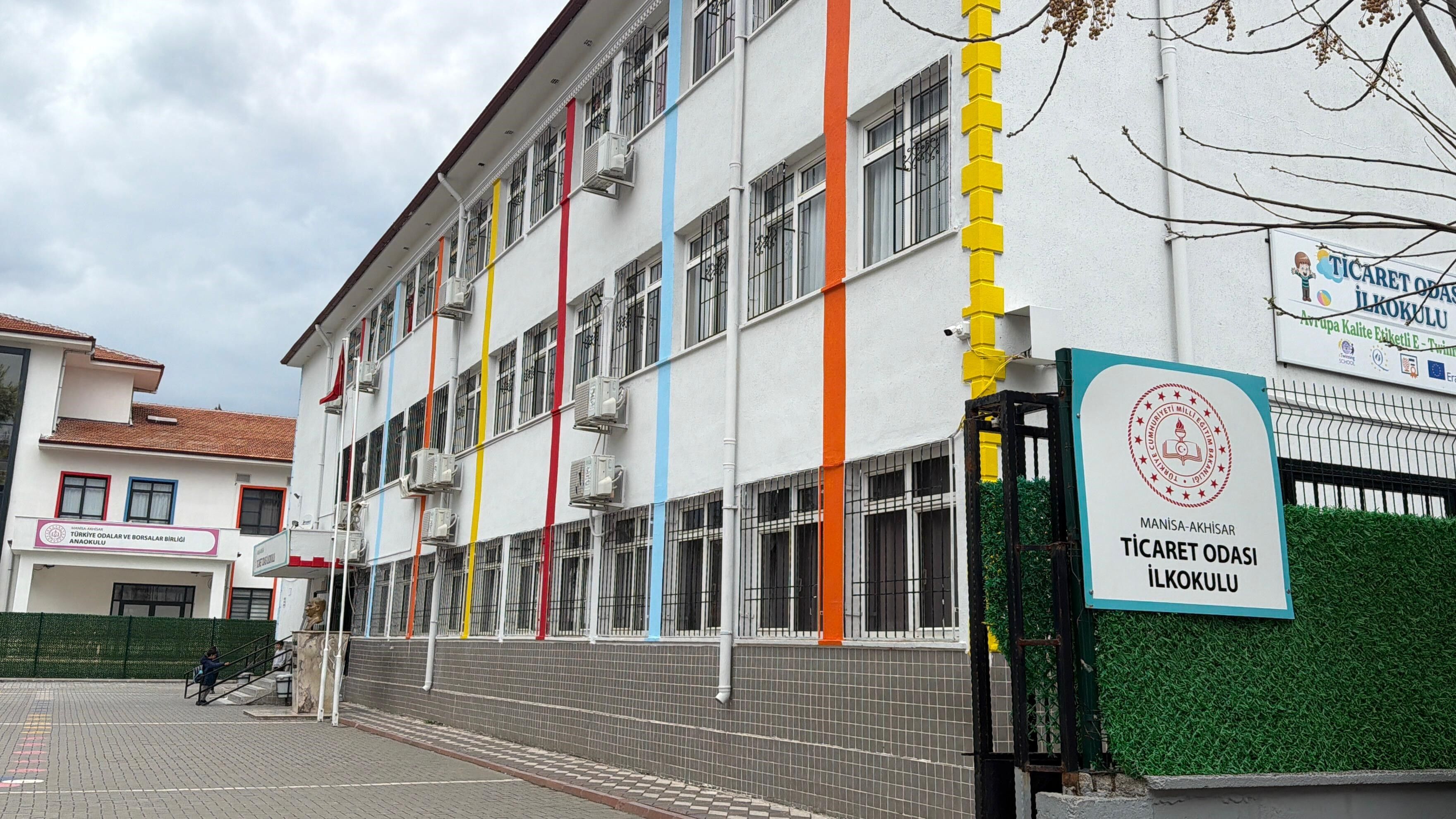 Okulda Tavan Düştü, 3 Öğrenci Yaralı (1)