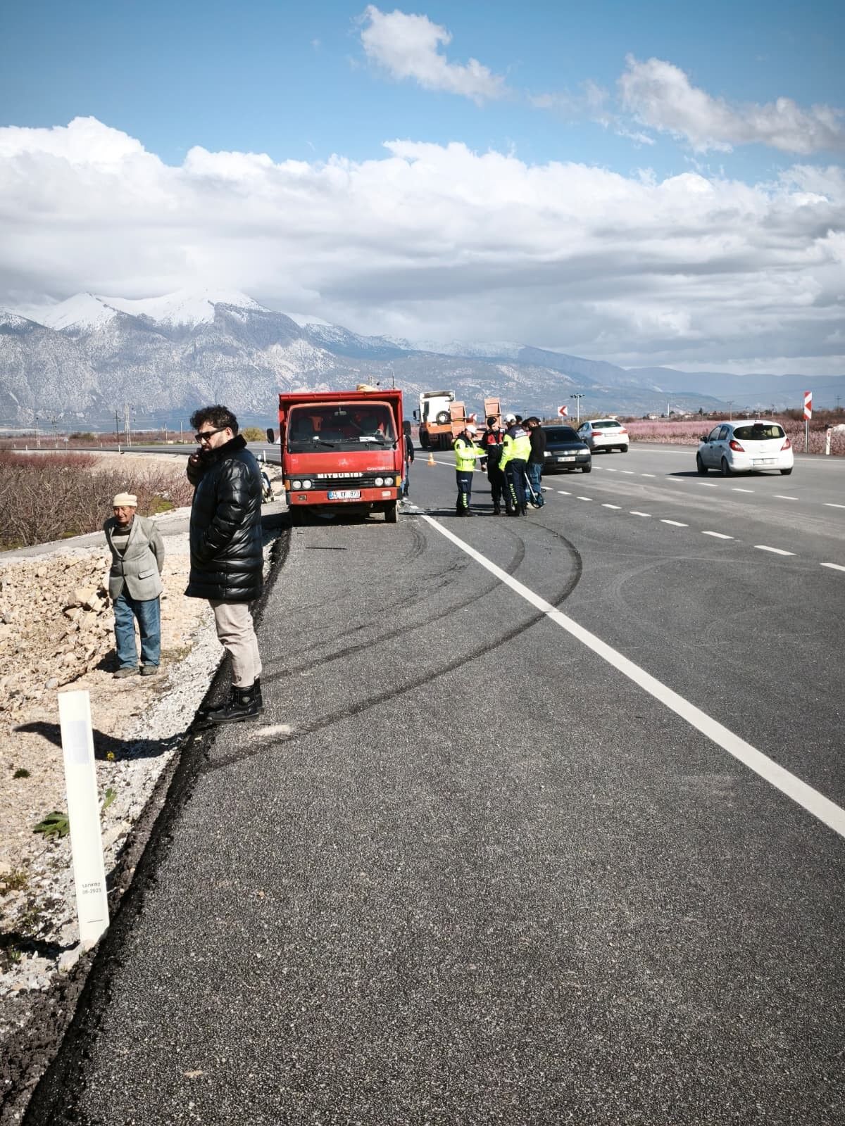 Otomobil Boş Araziye Uçtu, Çok Sayıda Yaralı Var (2)
