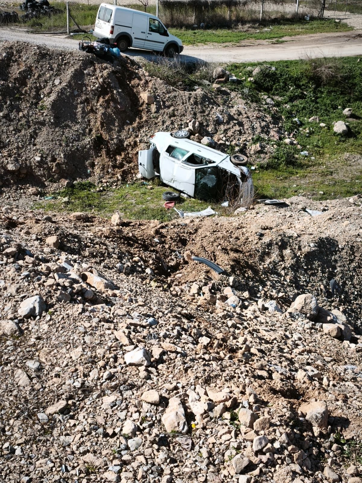Otomobil Boş Araziye Uçtu, Çok Sayıda Yaralı Var (3)