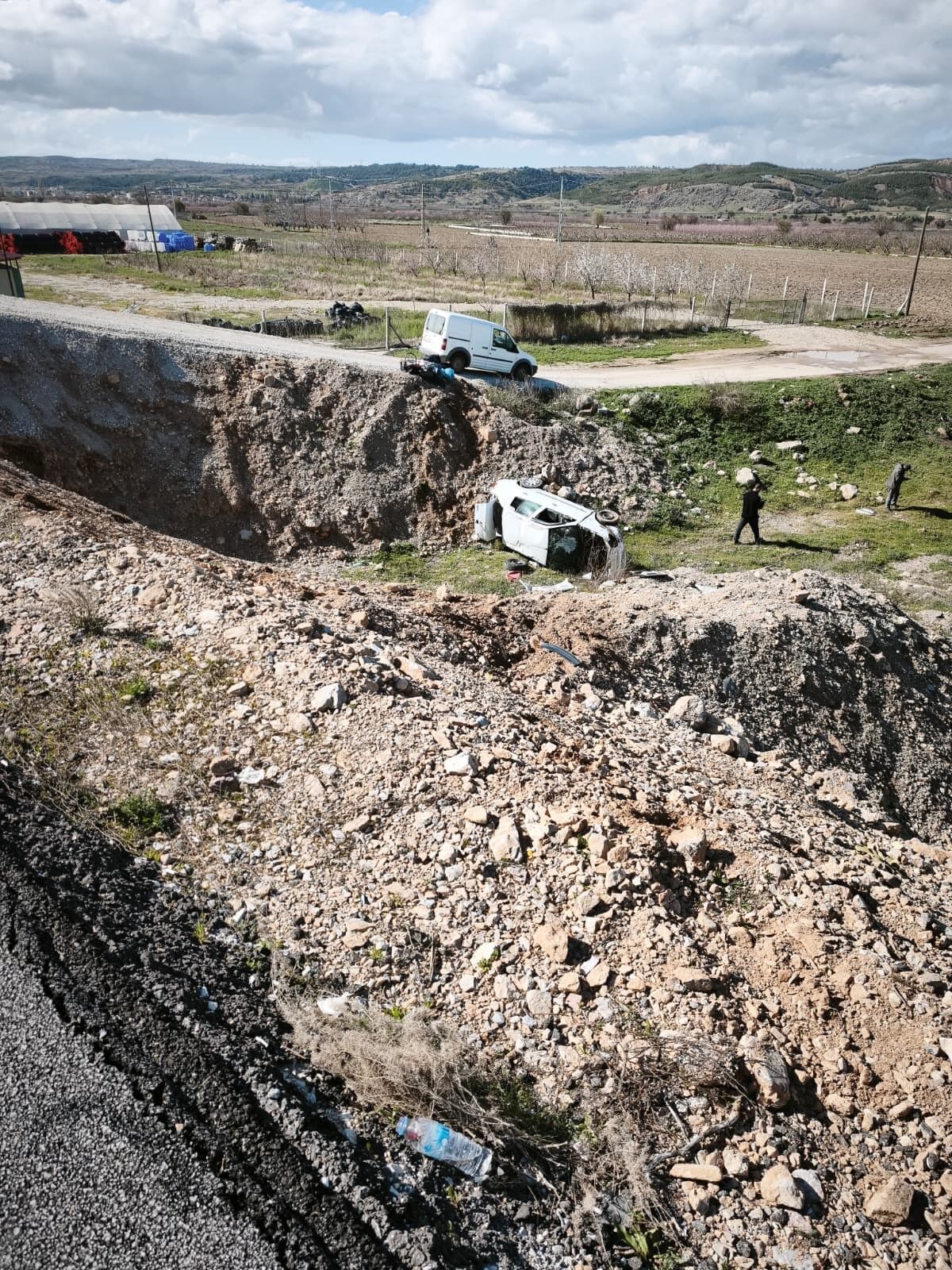 Otomobil Boş Araziye Uçtu, Çok Sayıda Yaralı Var (4)