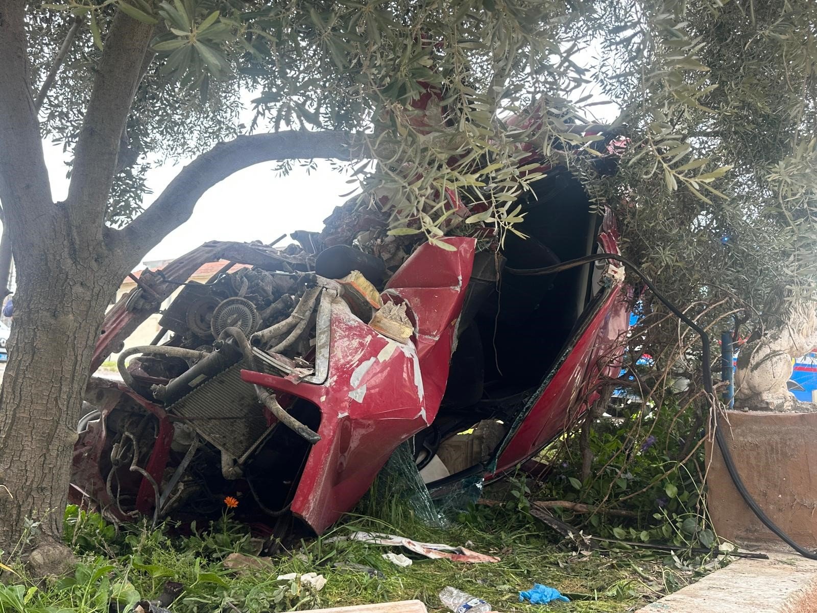 Otomobil Evin Bahçe Duvarına Çarptı, 1 Ölü, 1 Yaralı (2)