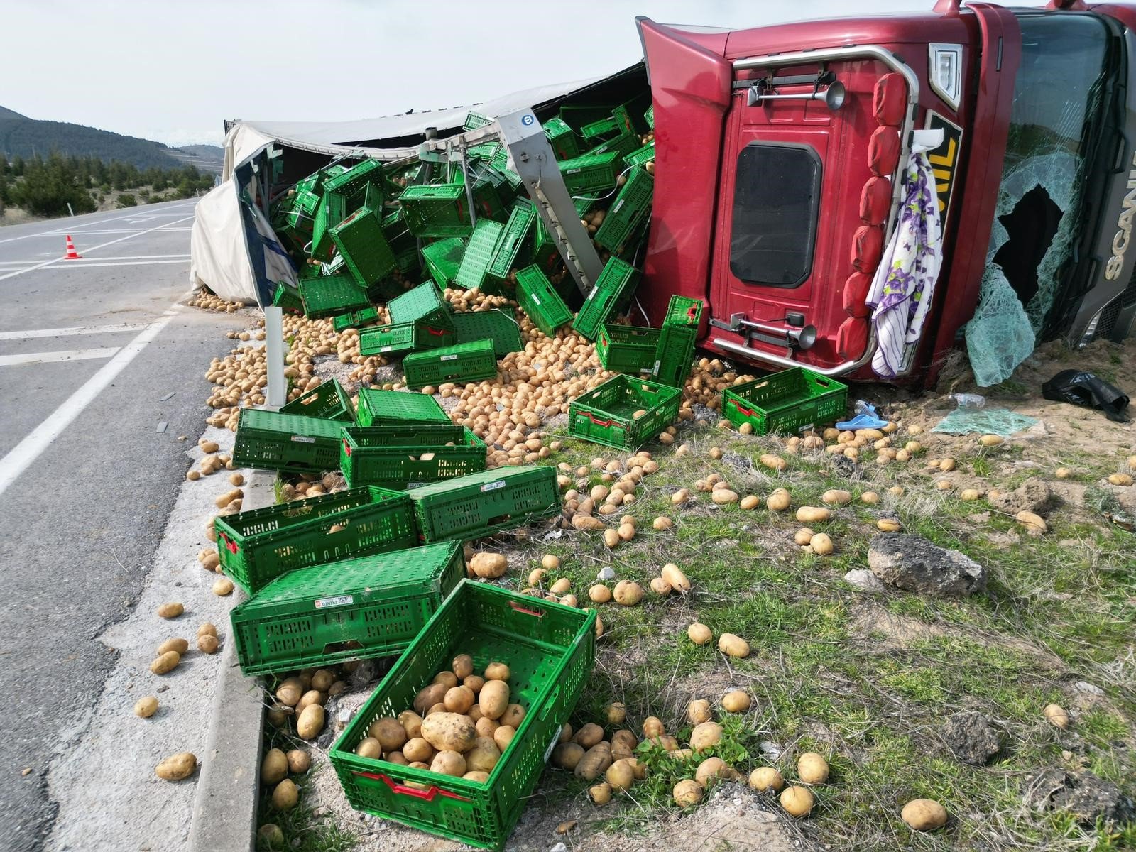 Patates Yüklü Tır Devrildi (3)