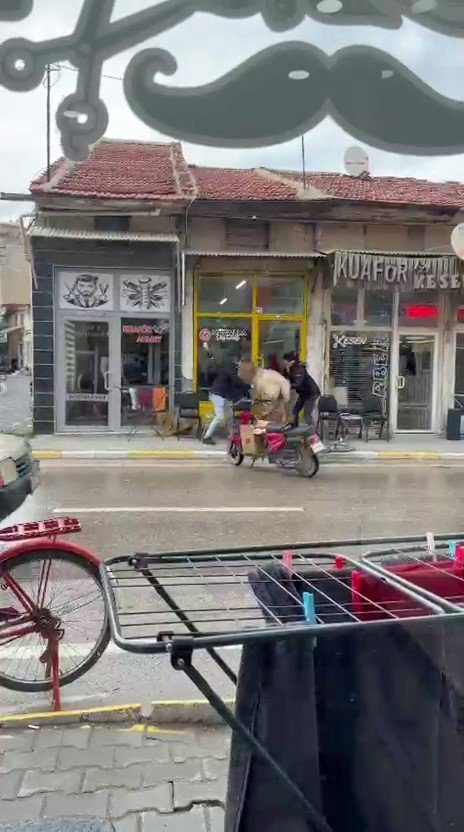 Sahibinin Elinden Kaçan Bir Ineğin Berber Ve Çay Ocağına Girmeye Çalışması Ilginç Bir O Kadar Da Komik Görüntüler Ortaya Çıkardı (3)