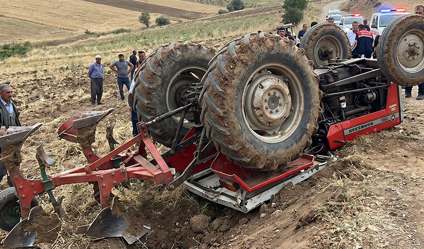 Traktör kazasında 41 yaşındaki baba hayatını kaybetti, 12 yaşındaki oğlu kurtuldu