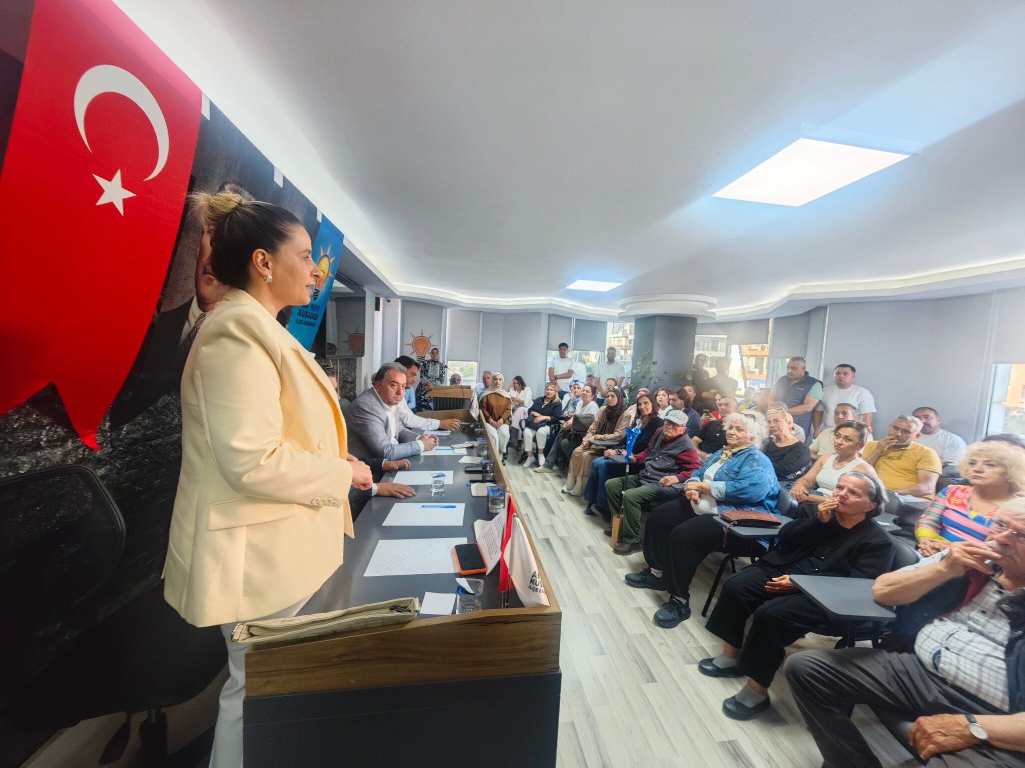 Ak Parti Kuşadası’nda Danışma Meclisi Toplantısı Gerçekleştirildi (10)