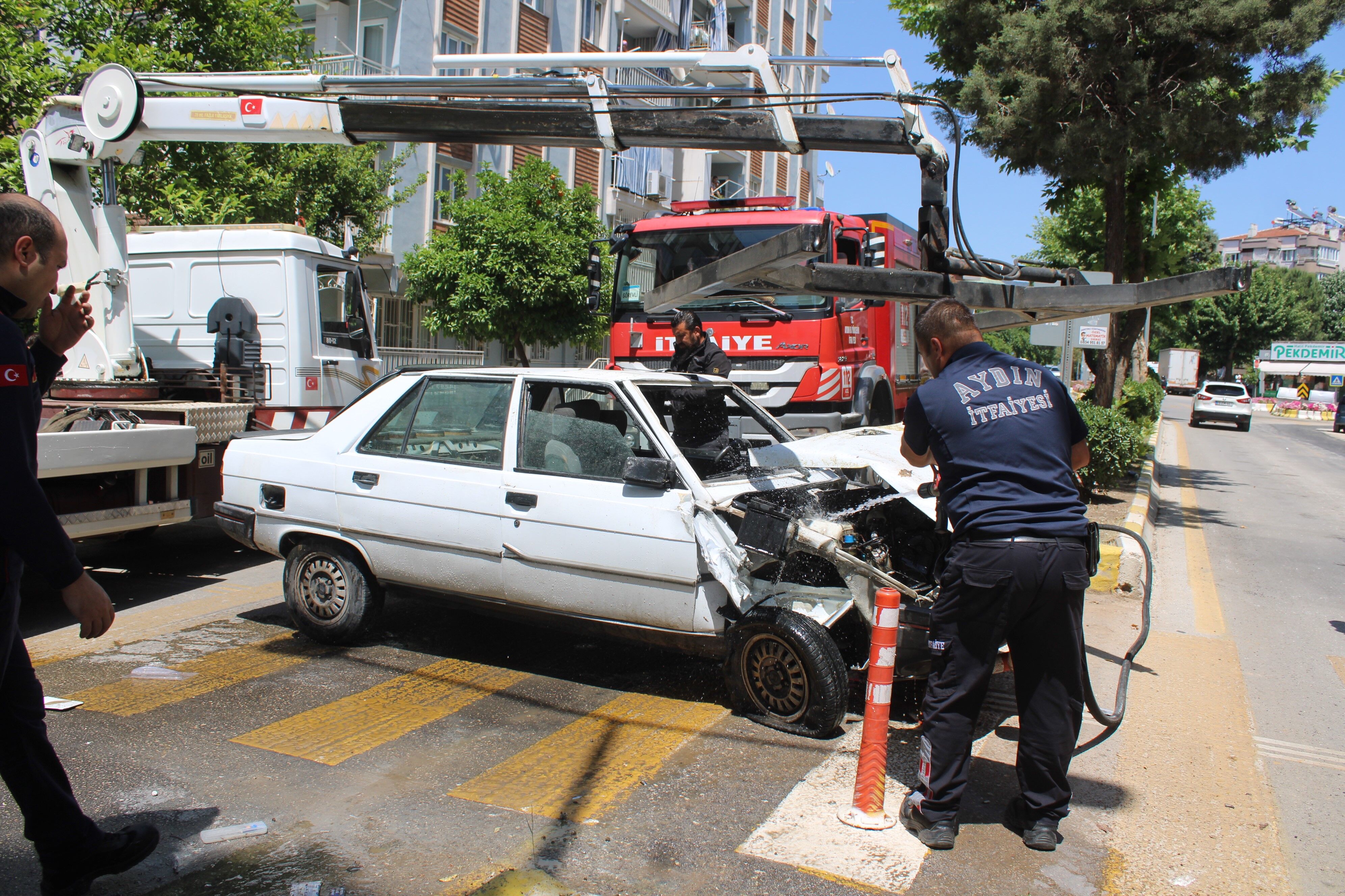 Aydın’da Otomobil Yandı, Sürücüyü Vatandaşlar Kurtardı (3)