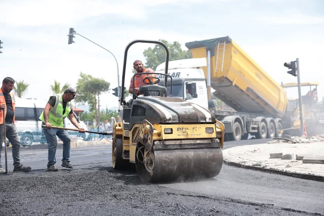 Aydın'ın İncirliova Ilçesinde Yapımı Süren Anayol Ve Çevre Düzenleme Çalışmaları Aralıksız Devam Ederken, Belediye Başkanı Aytekin Kaya Çalışmaları Yerinde In (3)