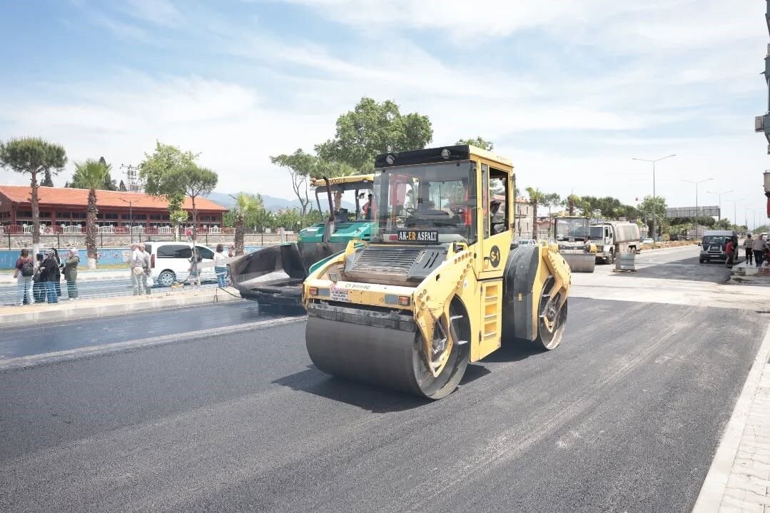 Aydın'ın İncirliova Ilçesinde Yapımı Süren Anayol Ve Çevre Düzenleme Çalışmaları Aralıksız Devam Ederken, Belediye Başkanı Aytekin Kaya Çalışmaları Yerinde In (5)