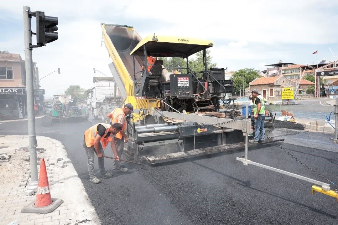 Aydın'ın İncirliova Ilçesinde Yapımı Süren Anayol Ve Çevre Düzenleme Çalışmaları Aralıksız Devam Ederken, Belediye Başkanı Aytekin Kaya Çalışmaları Yerinde In