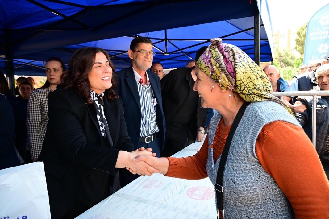 Başkan Çerçioğlu’na Atatürk Kent Meydanı’nda Sevgi Seli (9)