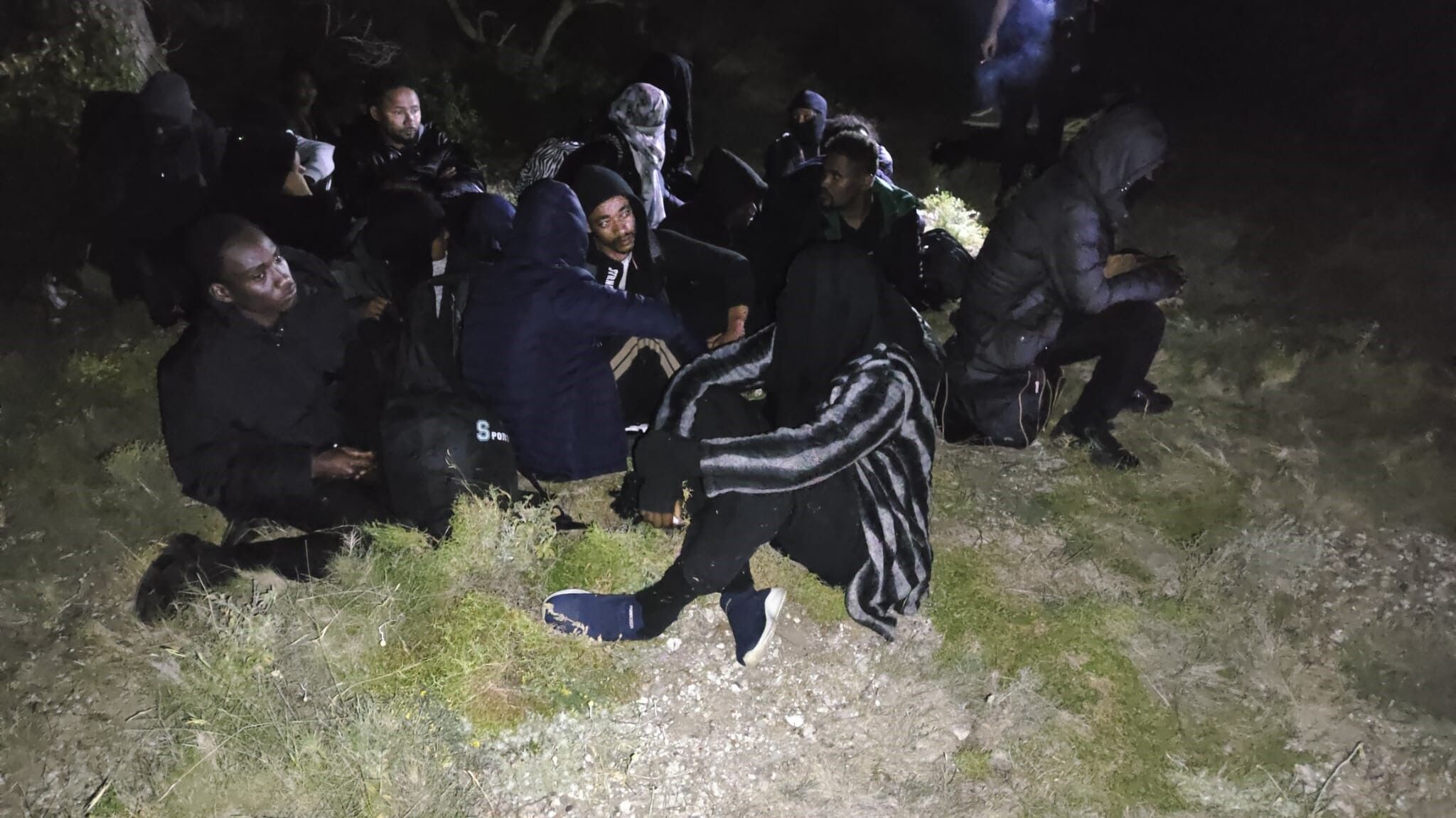 Erkek kadın otların arasında yakalandılar